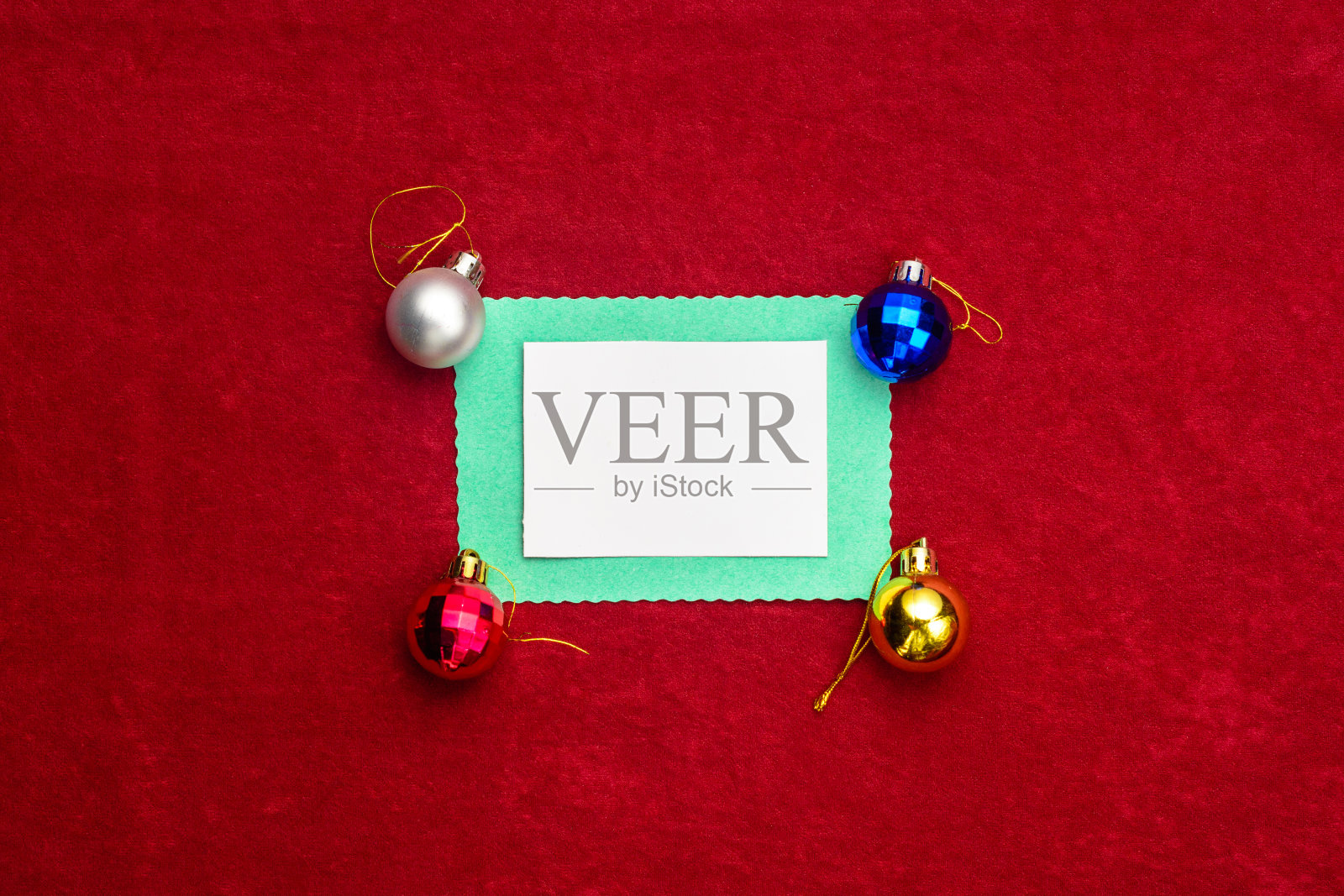 圣诞节的红色背景与白色的树叶和球和树枝的圣诞树。照片摄影图片