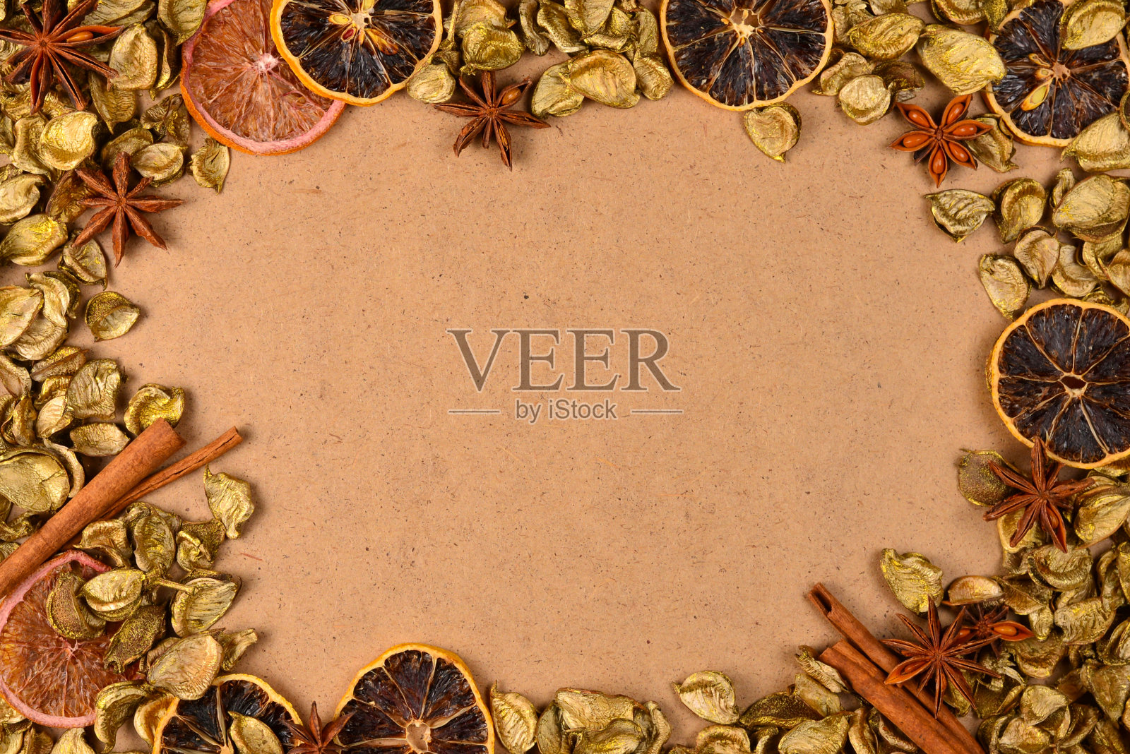金叶,干果,肉桂和anis的秋天背景。文字或设计空间。照片摄影图片