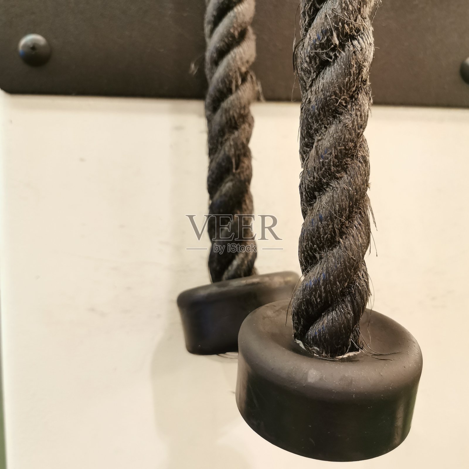 黑绳上拉下健身器材健身房健身俱乐部照片摄影图片