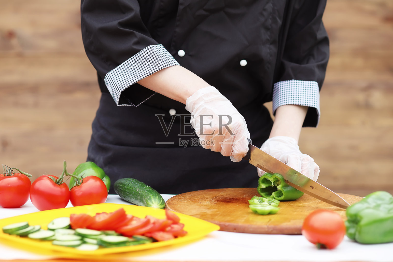 厨师切新鲜的农场蔬菜照片摄影图片