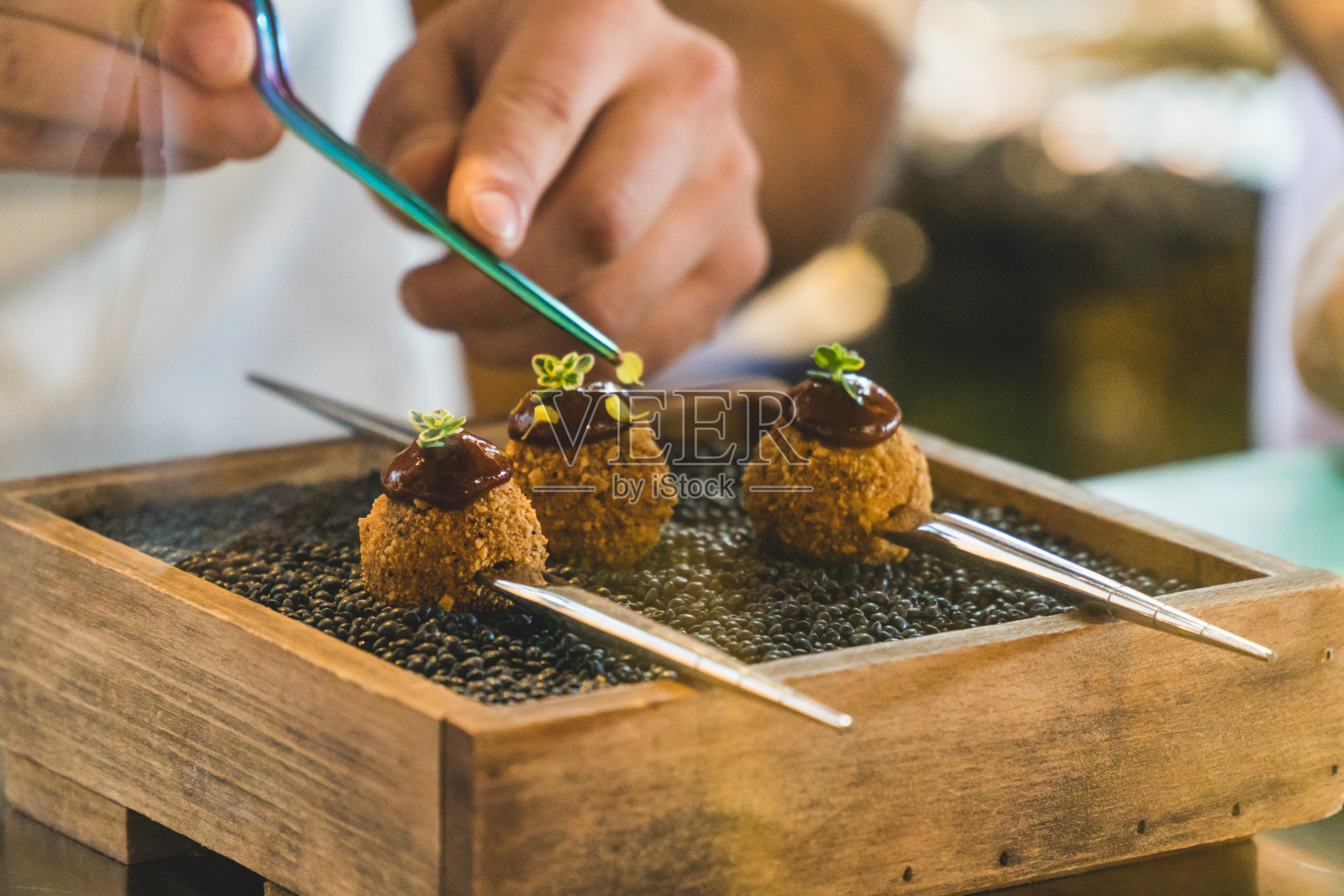 厨师的最后一笔照片摄影图片