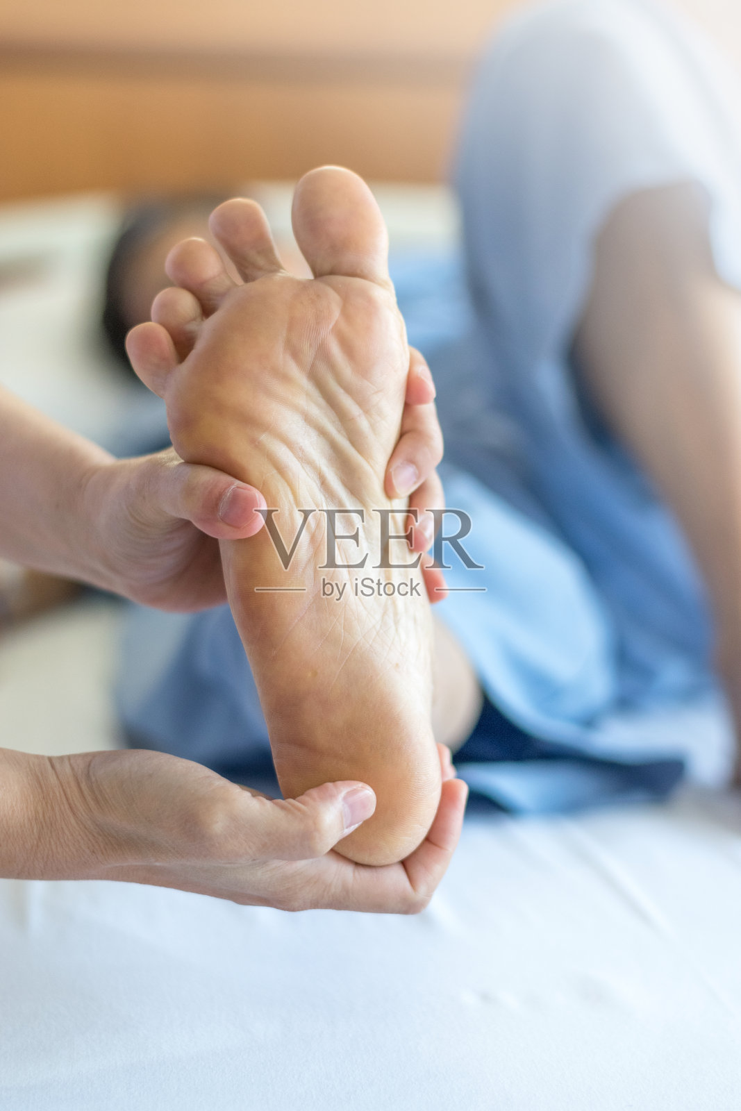 脚后跟疼痛或足底筋膜炎概念。手足如患有炎症的足部问题或跟骨突炎。照片摄影图片