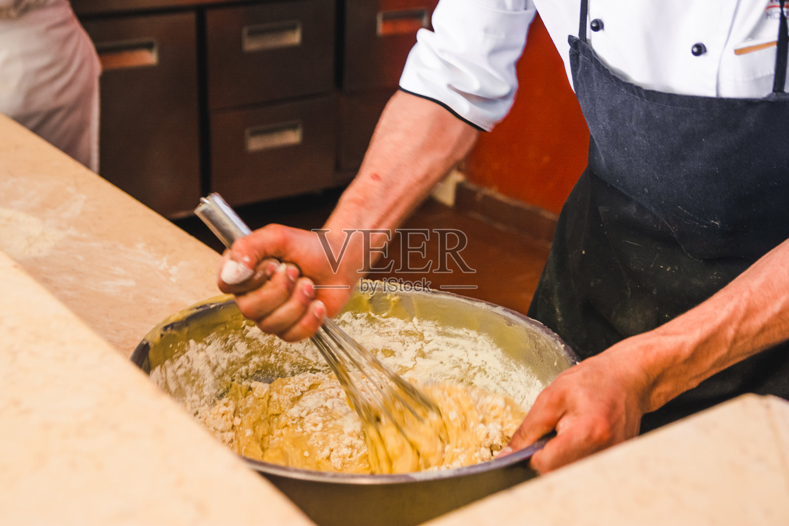 用搅拌器揉面团照片摄影图片