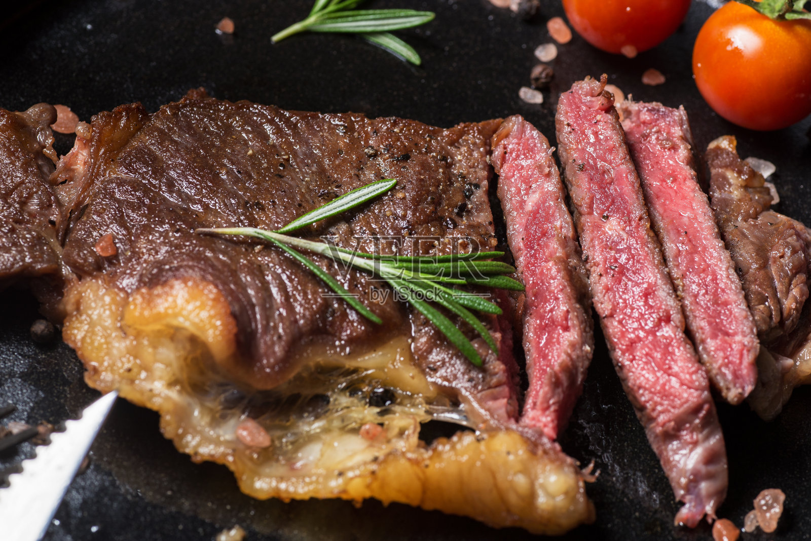 美味的西冷牛排在盘子里照片摄影图片