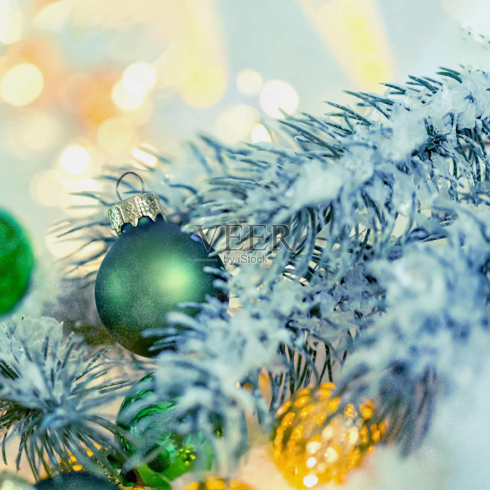 新年节日贺卡。美丽的绿球,松树的枝头和雪地里的花环。景深浅。健美的形象。副本的空间。散景模糊背景。照片摄影图片