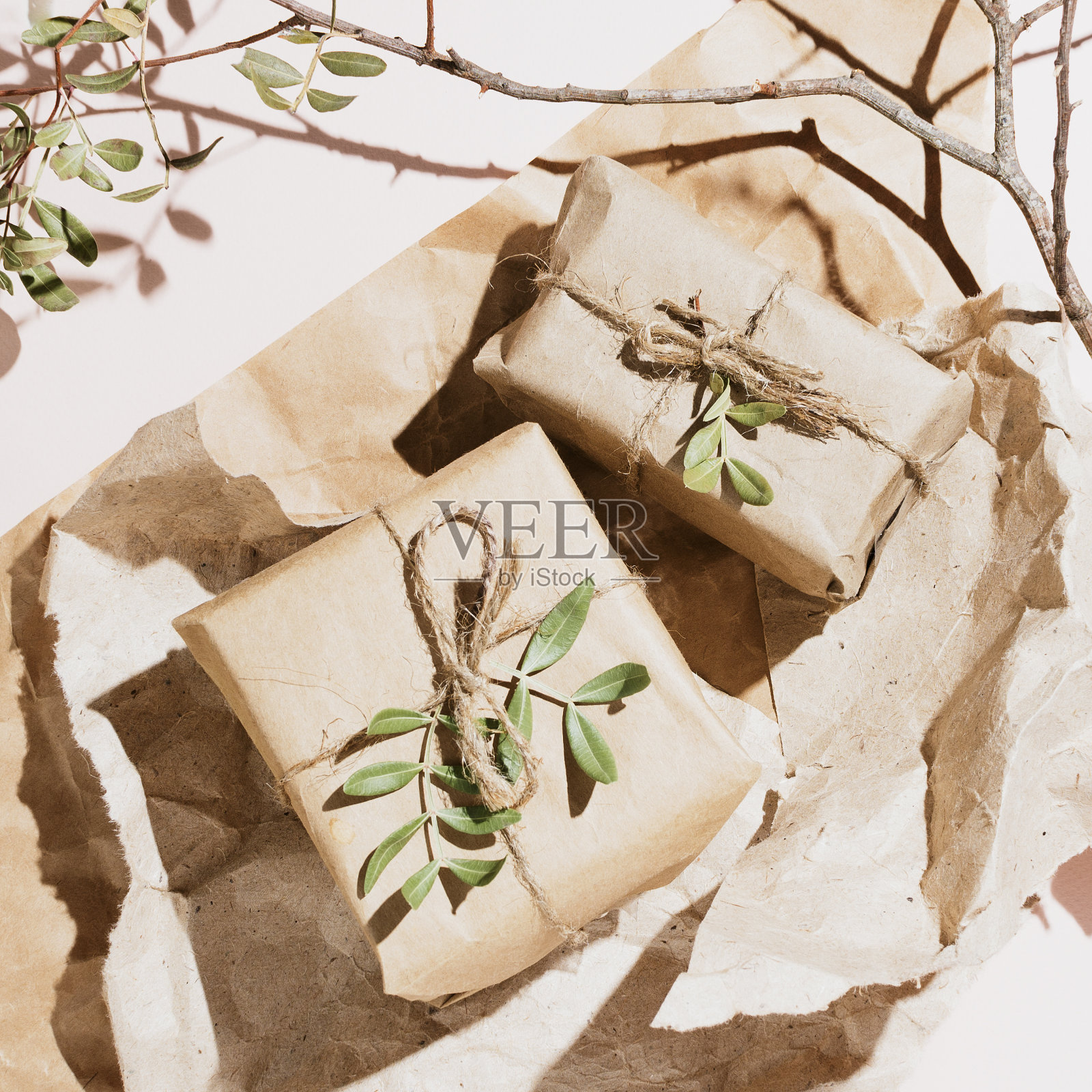 用牛皮纸包裹的简约环保礼盒照片摄影图片