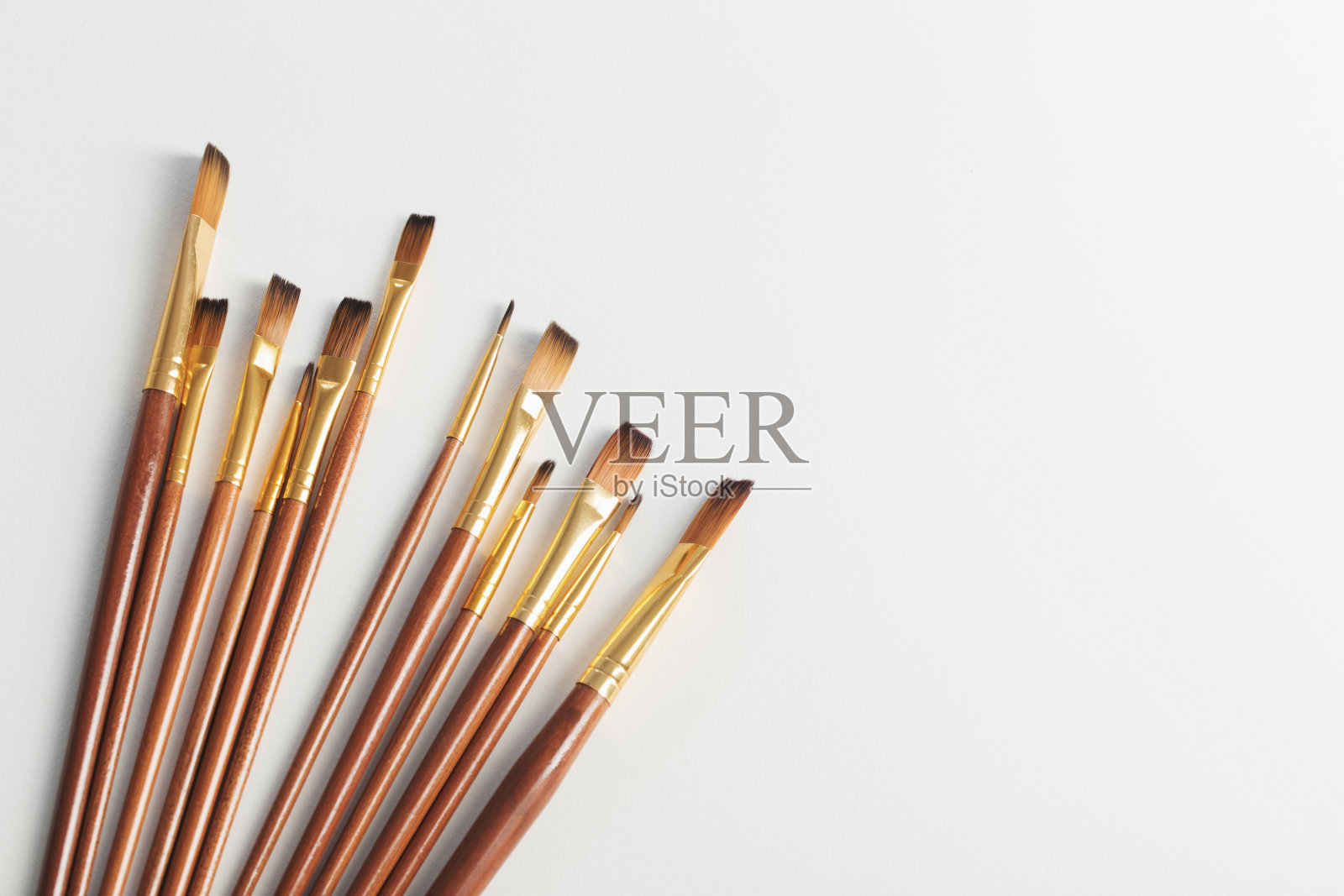 在白色背景上使用画笔照片摄影图片