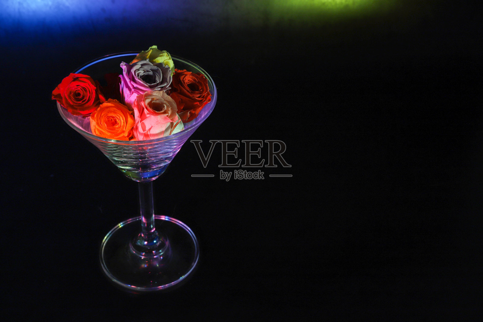 鸡尾酒杯里的玫瑰花头照片摄影图片