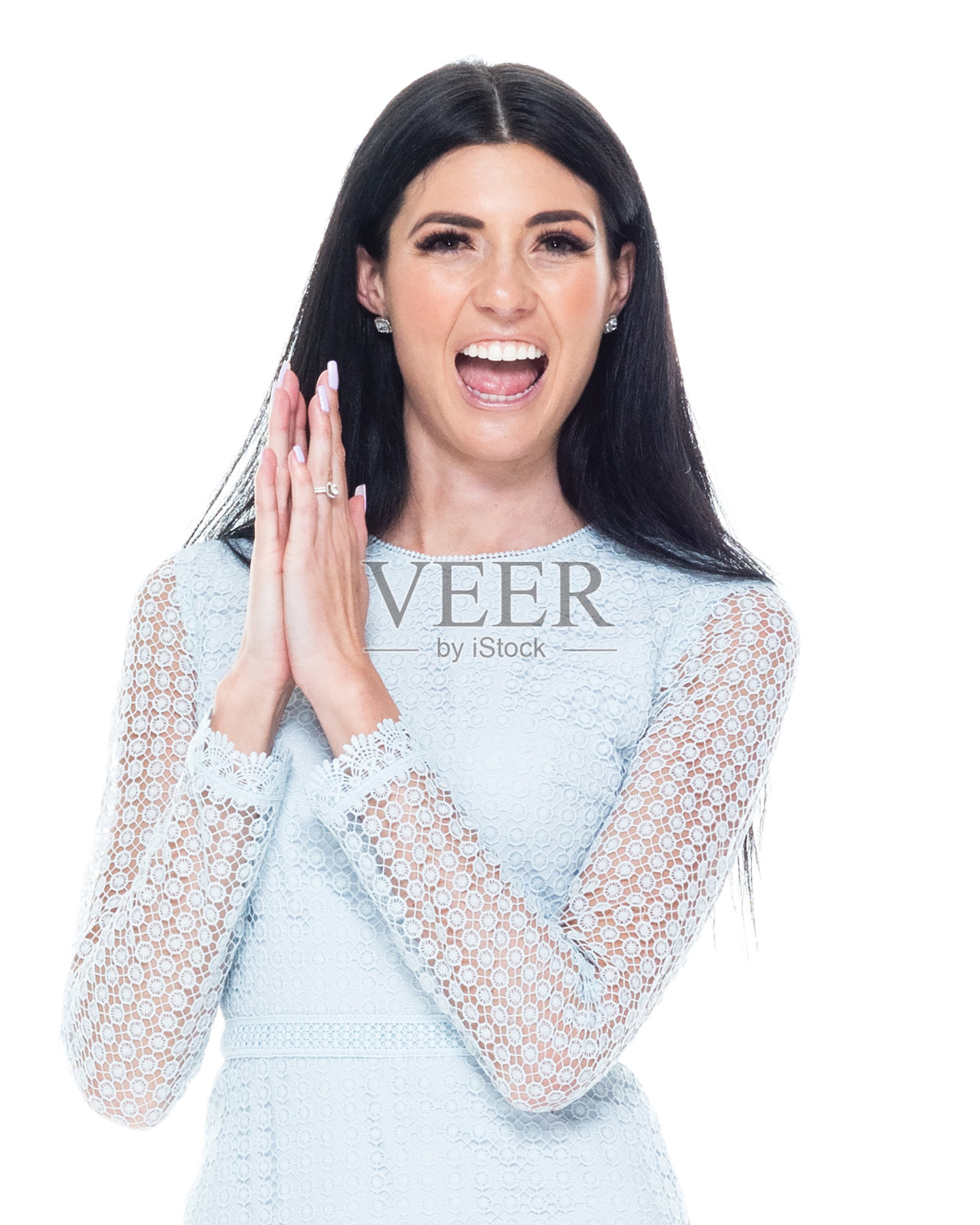 一个人/头像/ 20-29岁的美丽的白人年轻女性/女性站在白色的背景穿着衣服谁是兴奋/快乐/冷静的态度和鼓掌/欢呼照片摄影图片