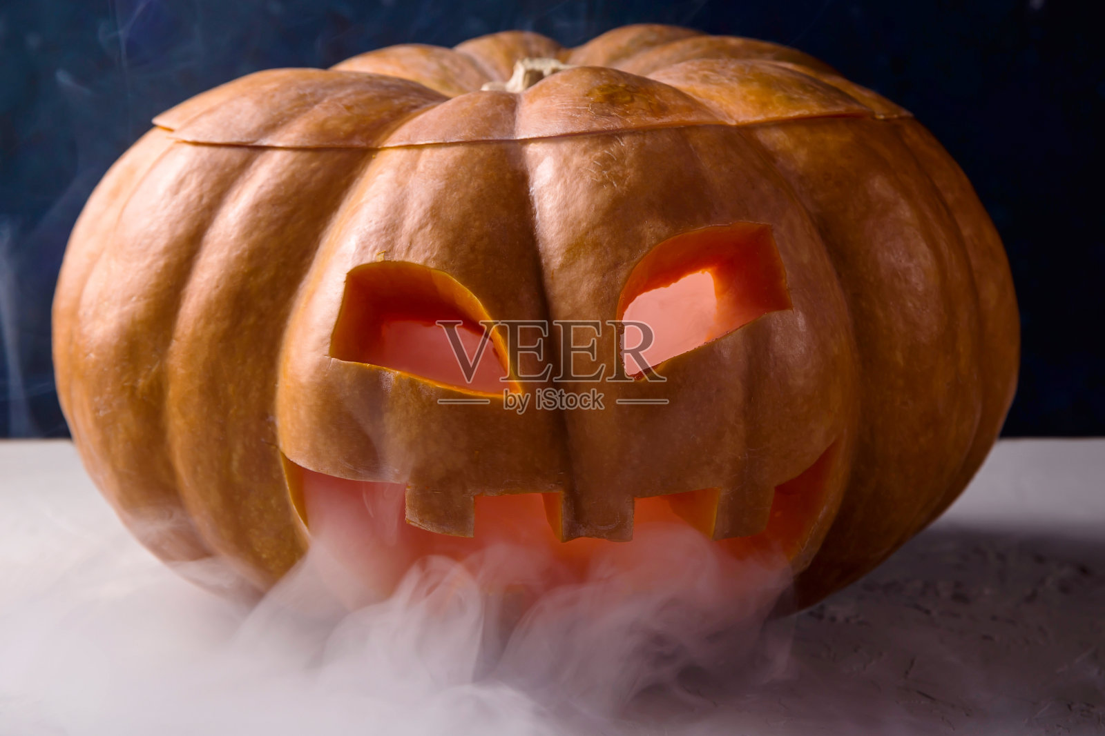 万圣节南瓜用烟从眼睛和嘴照片摄影图片