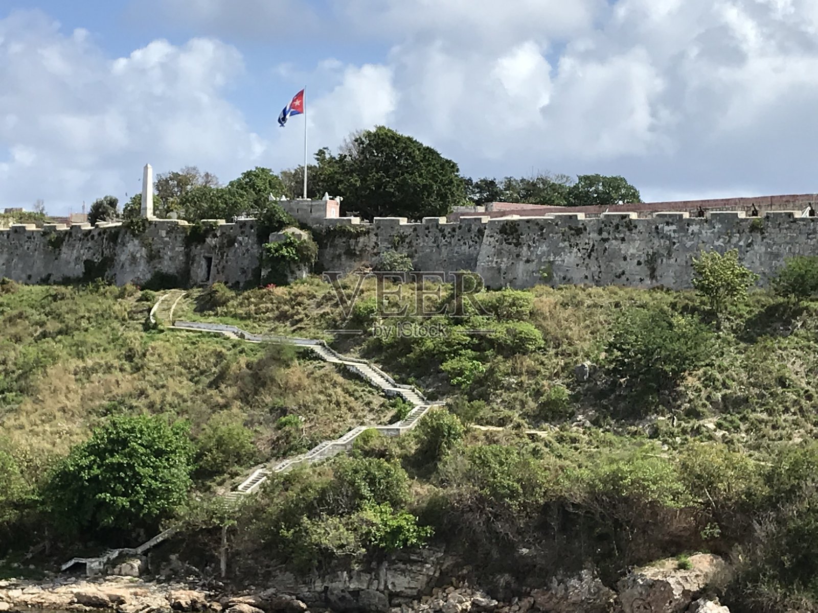 墙上的古巴旗杆照片摄影图片