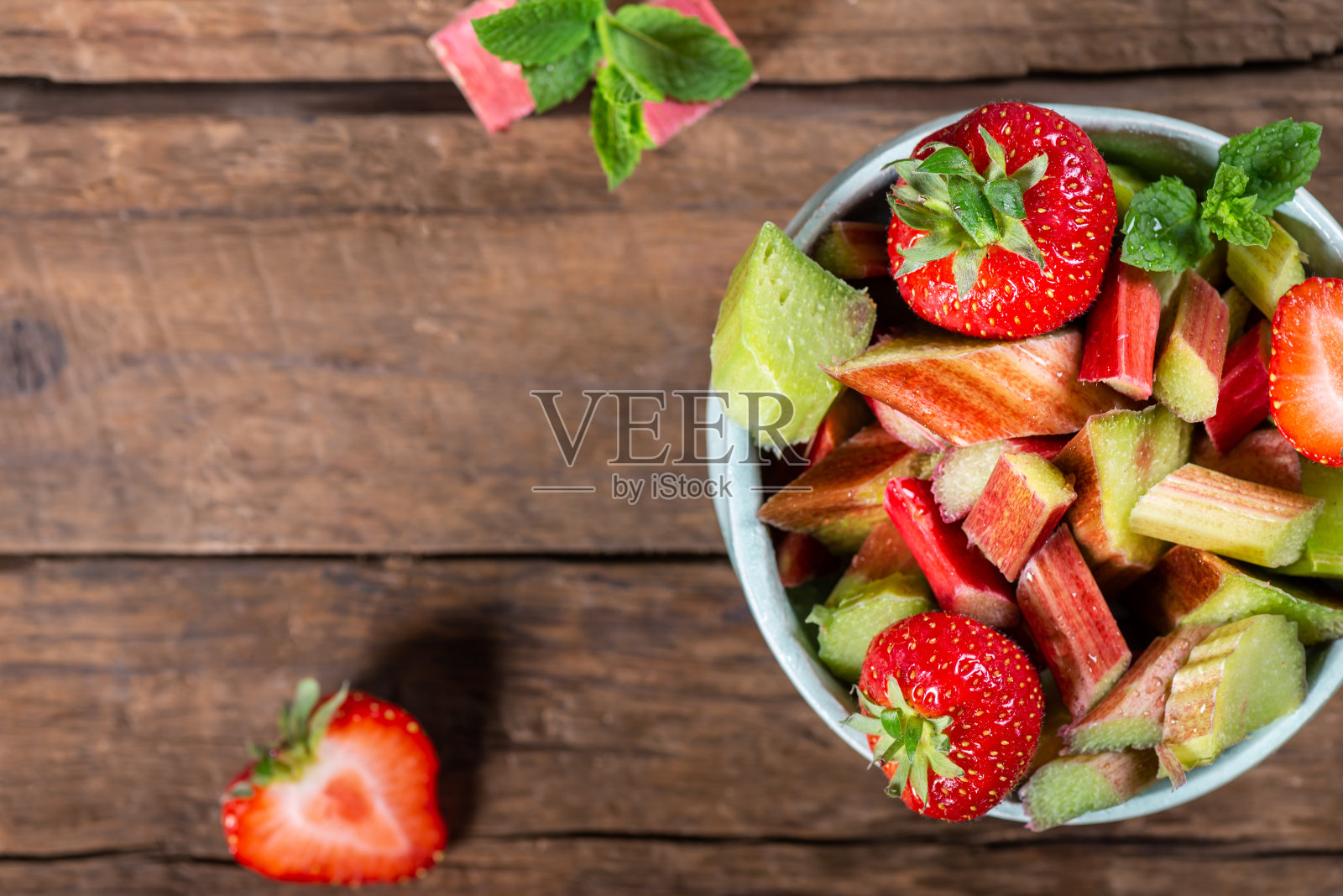 近距离的片生和新鲜切大黄和草莓照片摄影图片