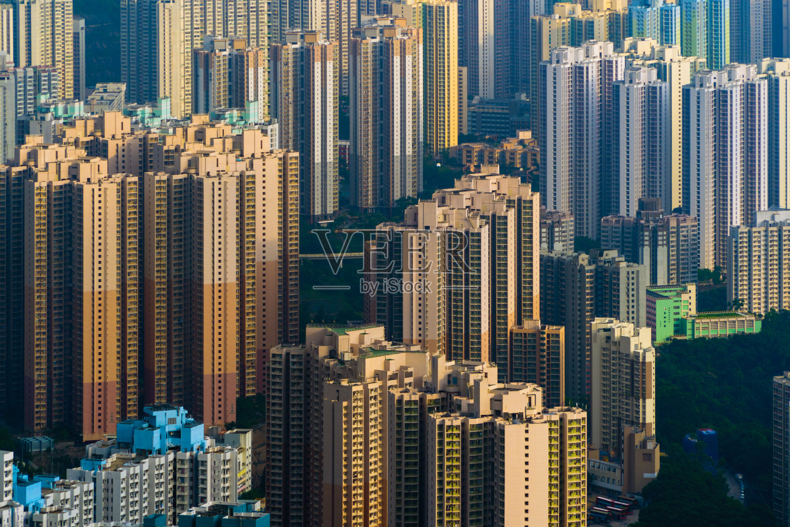 空中俯瞰香港市中心,中华人民共和国。亚洲智慧城市的金融区和商业中心。夕阳下的摩天大楼和高楼大厦。照片摄影图片