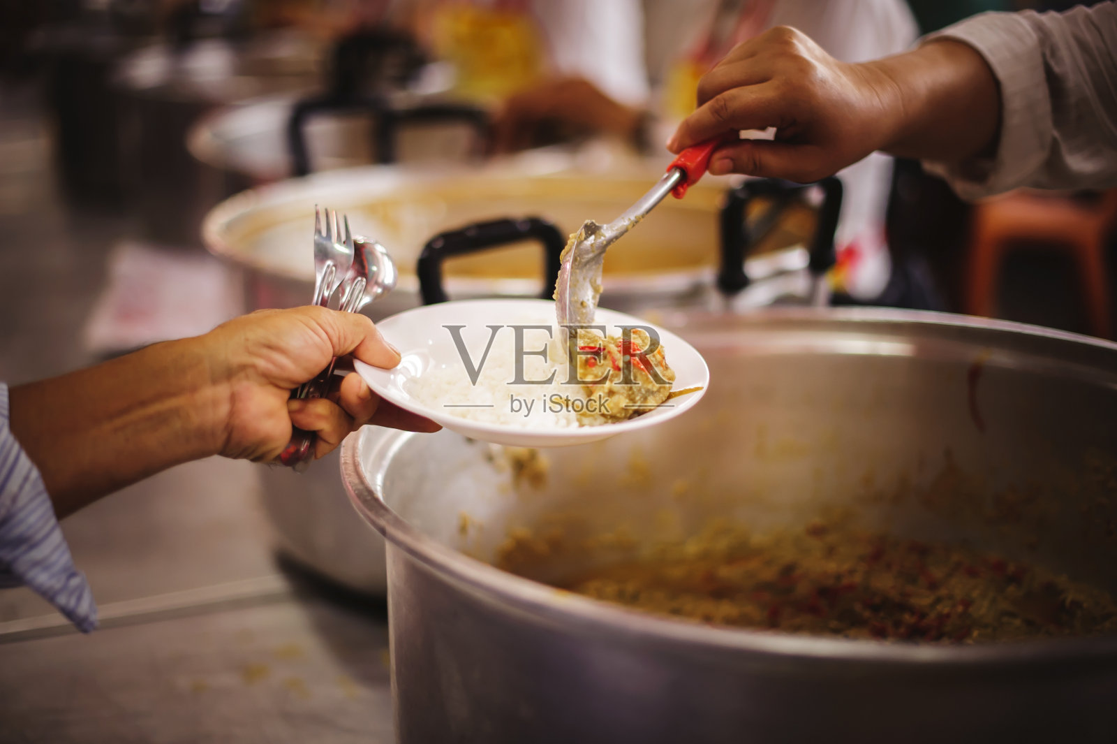 喂养的概念:穷人的手从人道的手中得到食物:帮助喂养穷人照片摄影图片