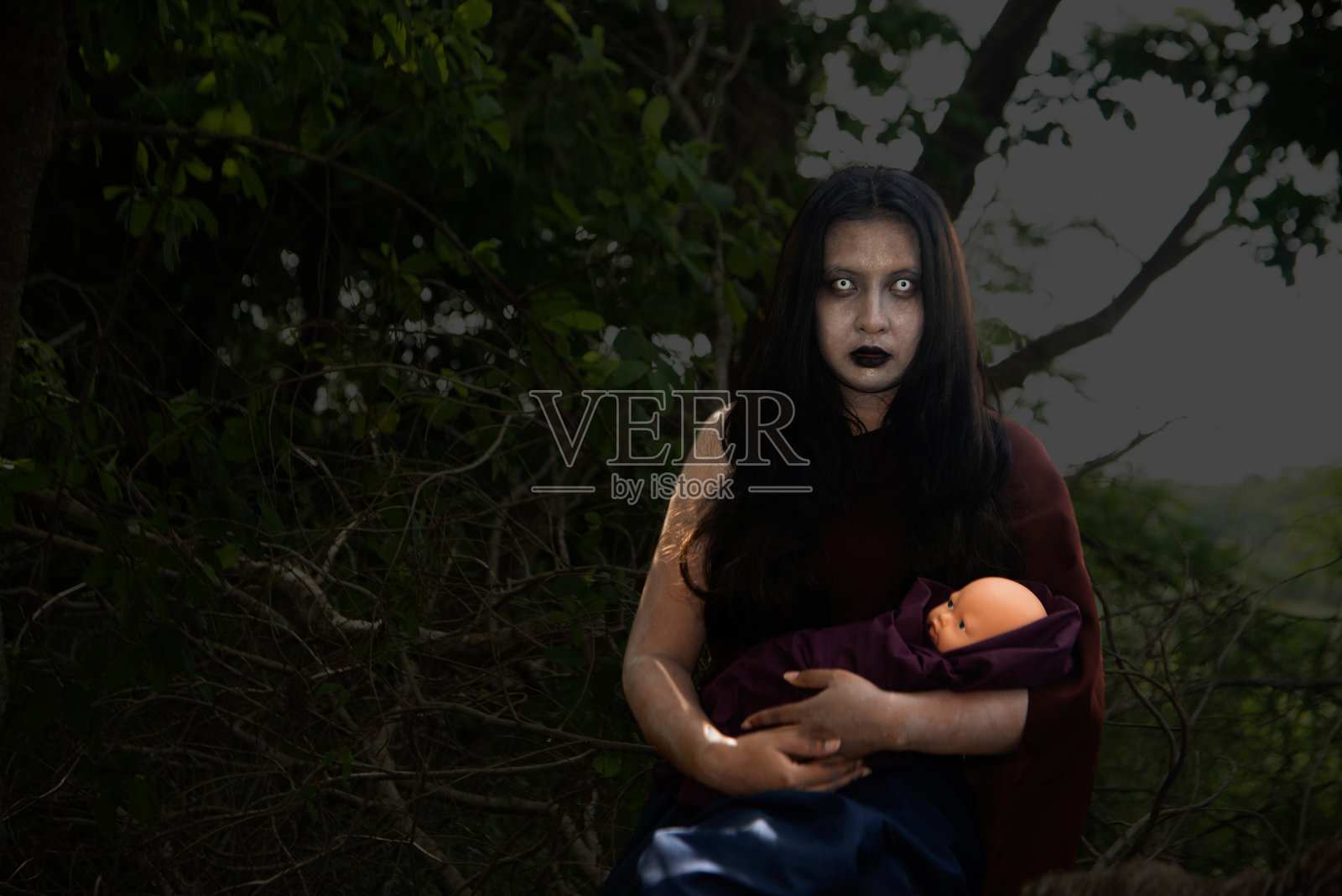 在历史上出现过的穿着传统服装的古代泰国鬼魂。泰国的服饰具有独特的传统风格,女人穿着典型的泰国服饰,有鬼魂、万圣节女人和魔鬼女人的概念。照片摄影图片