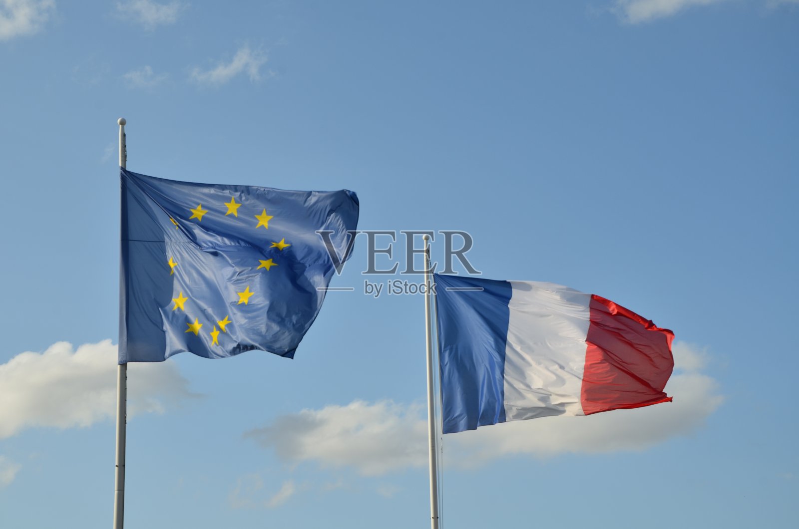 法国和欧盟的旗帜高高飘扬在蓝天上照片摄影图片