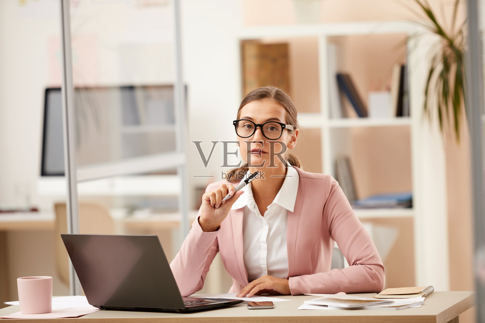 在她工作的地方的办公室工作人员照片摄影图片