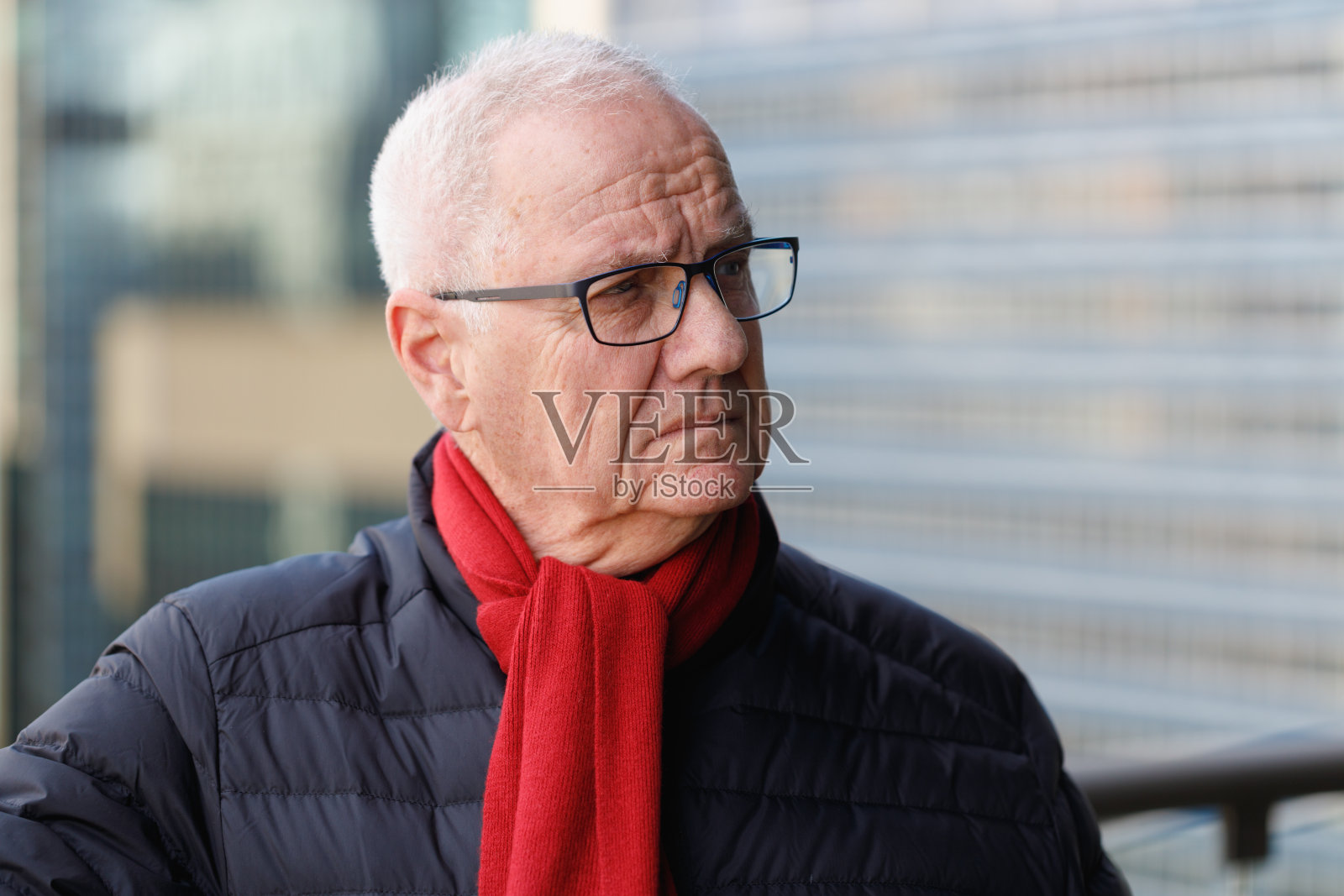 老人在寒冷的天气穿着衣服照片摄影图片