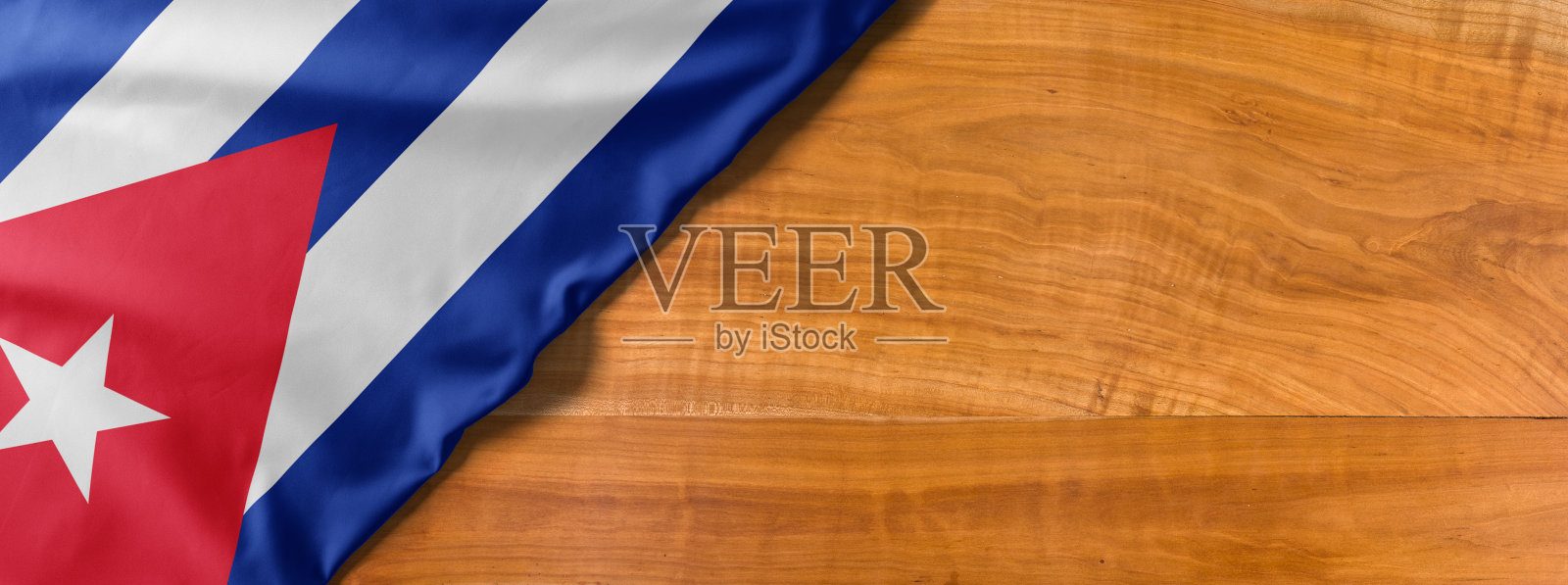 木制背景上的古巴国旗和复制空间照片摄影图片