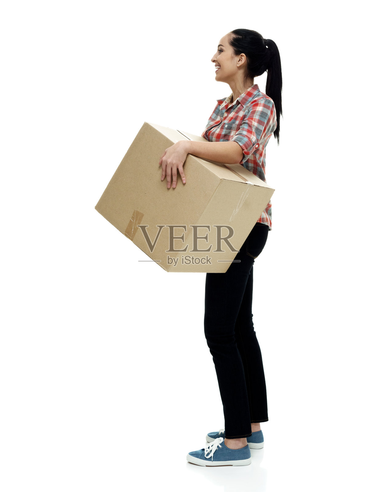 全长/一人/侧视图/侧面视图18-19岁的成年人美丽的黑发/长发/马尾辫高加索女性/年轻女性站在白人背景谁是微笑/快乐/愉快/凉爽的态度照片摄影图片