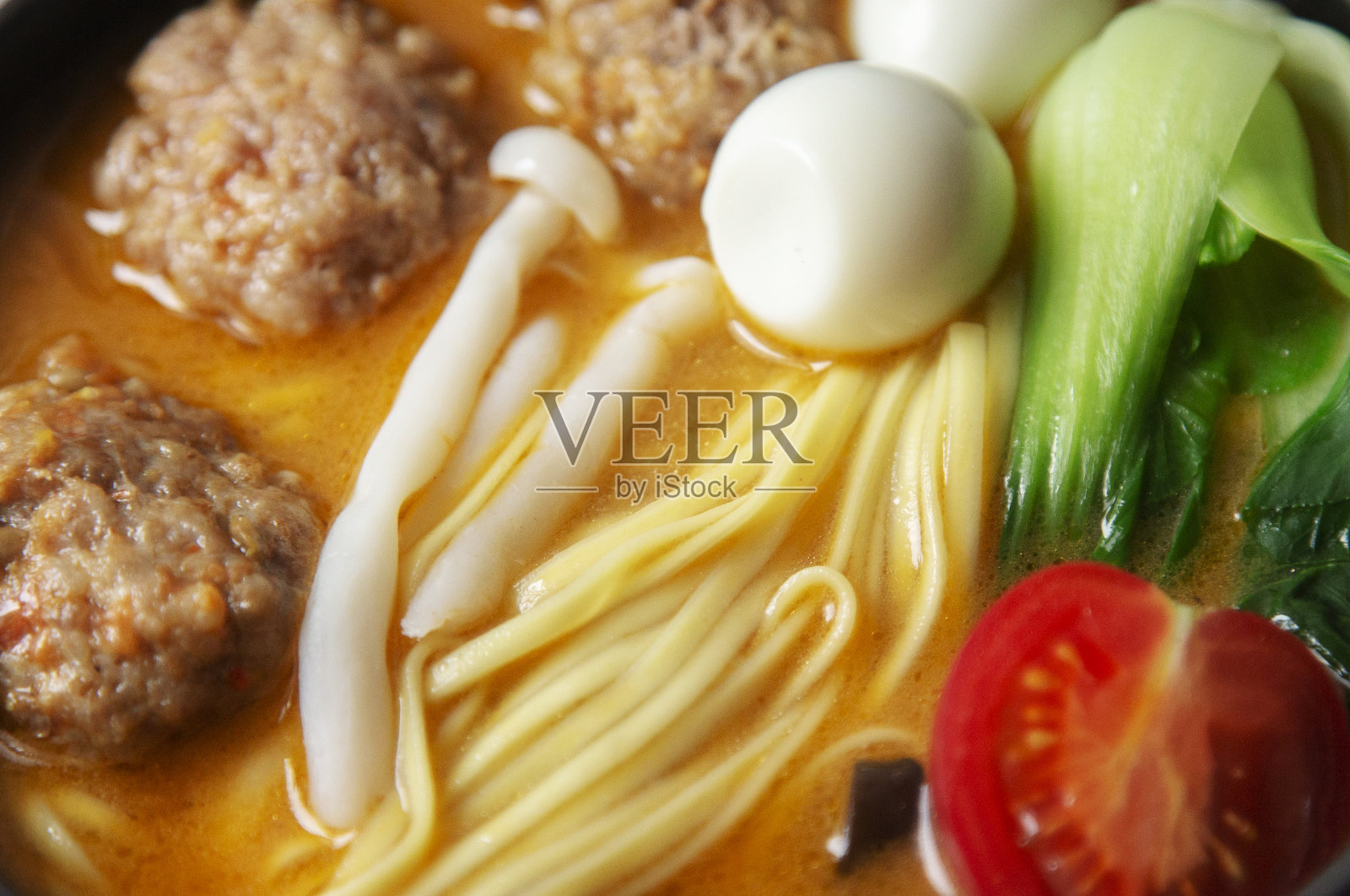 中国自制面条:鹌鹑蛋肉丸面照片摄影图片