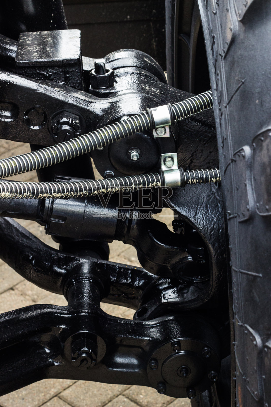 军用卡车的悬挂。特写镜头照片摄影图片