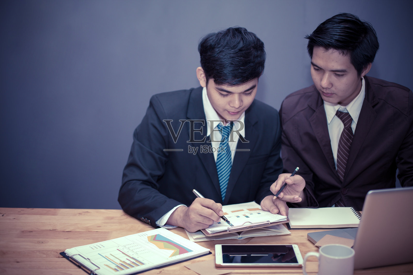 商业团体或商业伙伴在会议上讨论文件和想法照片摄影图片