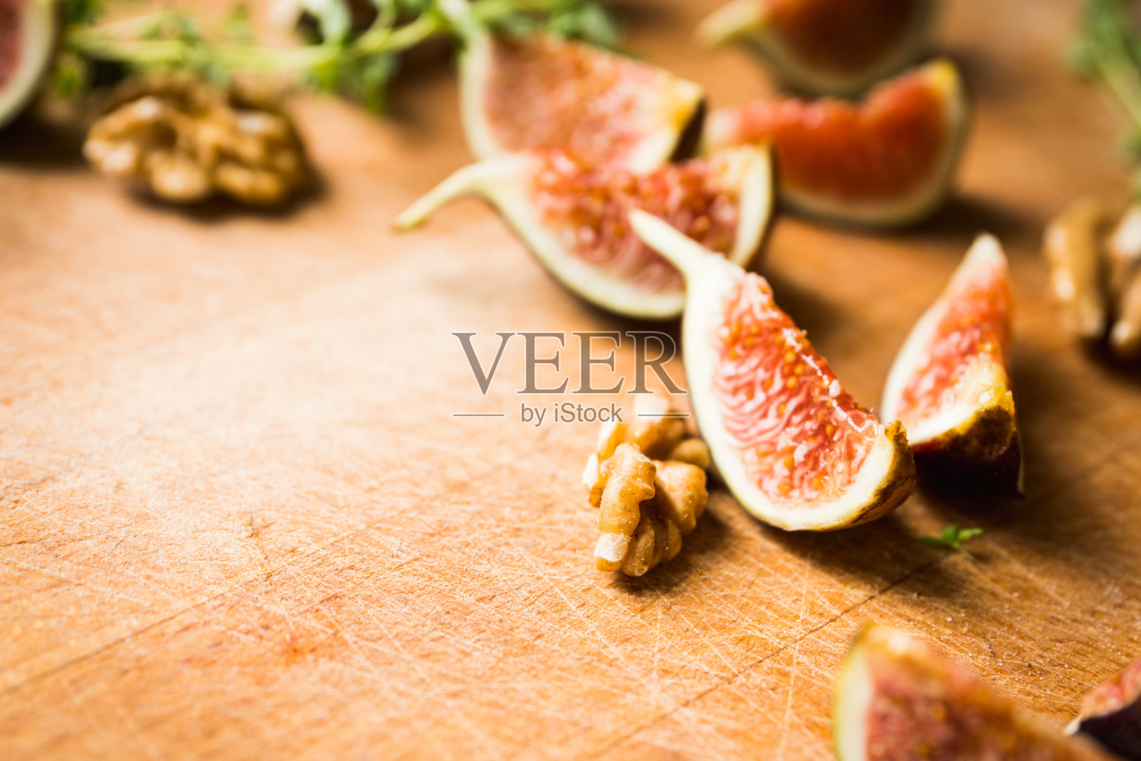 无花果在木砧板上切成薄片照片摄影图片