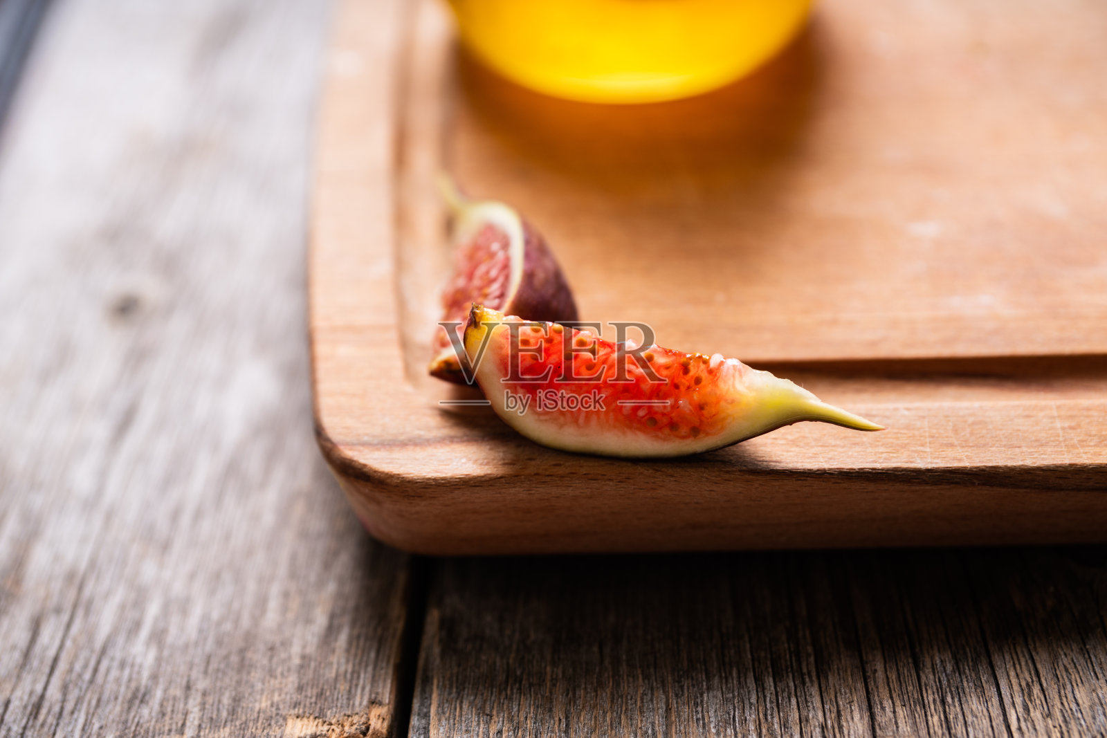 无花果在木砧板上切成薄片照片摄影图片