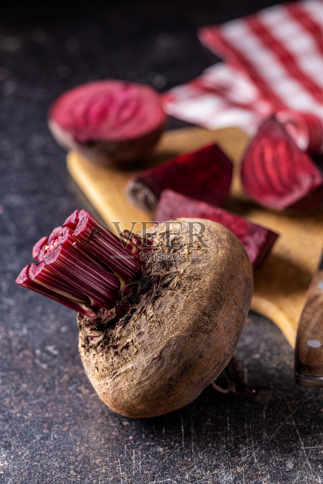 切片美味的生甜菜根。照片摄影图片