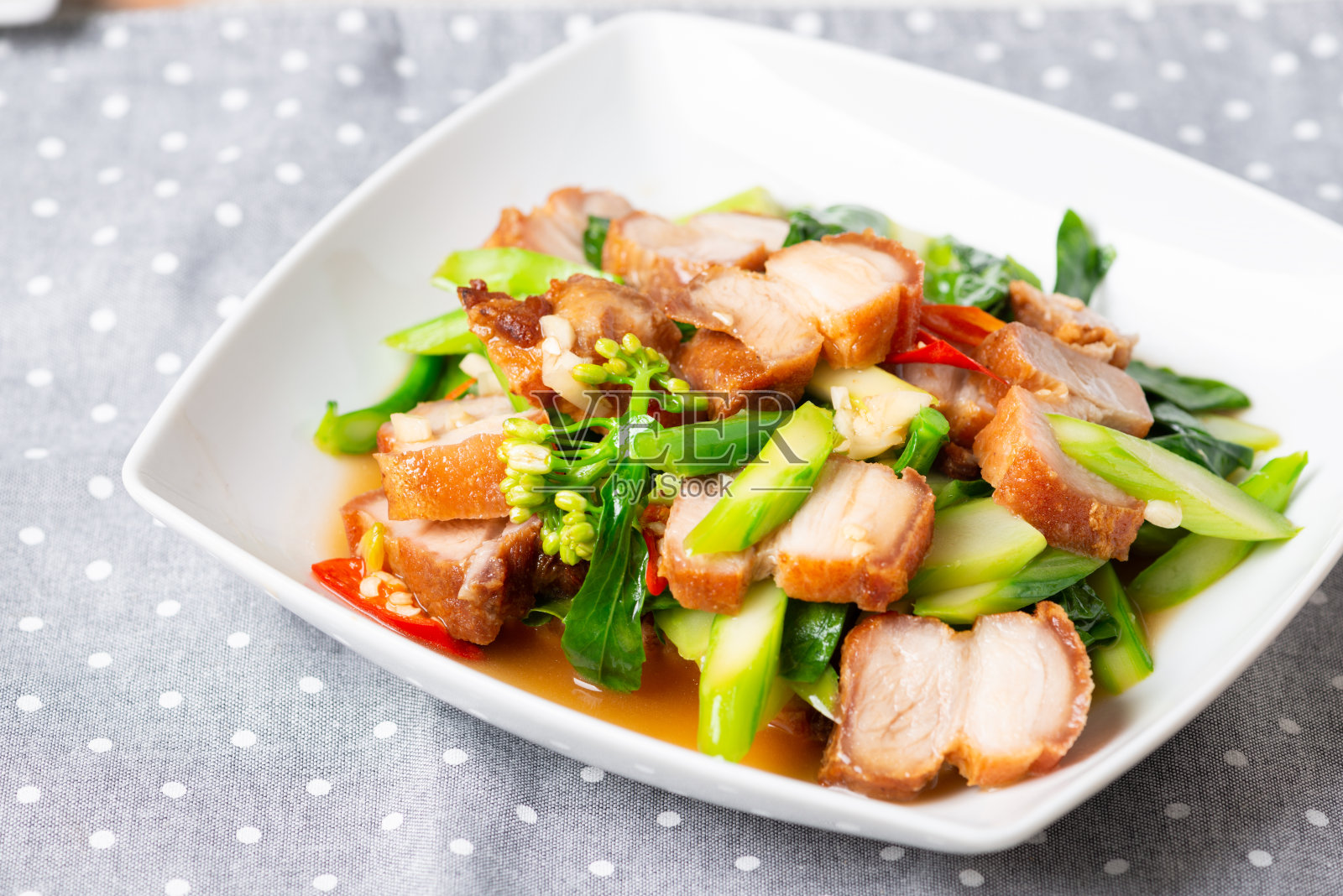 脆皮五花肉炒甘蓝照片摄影图片