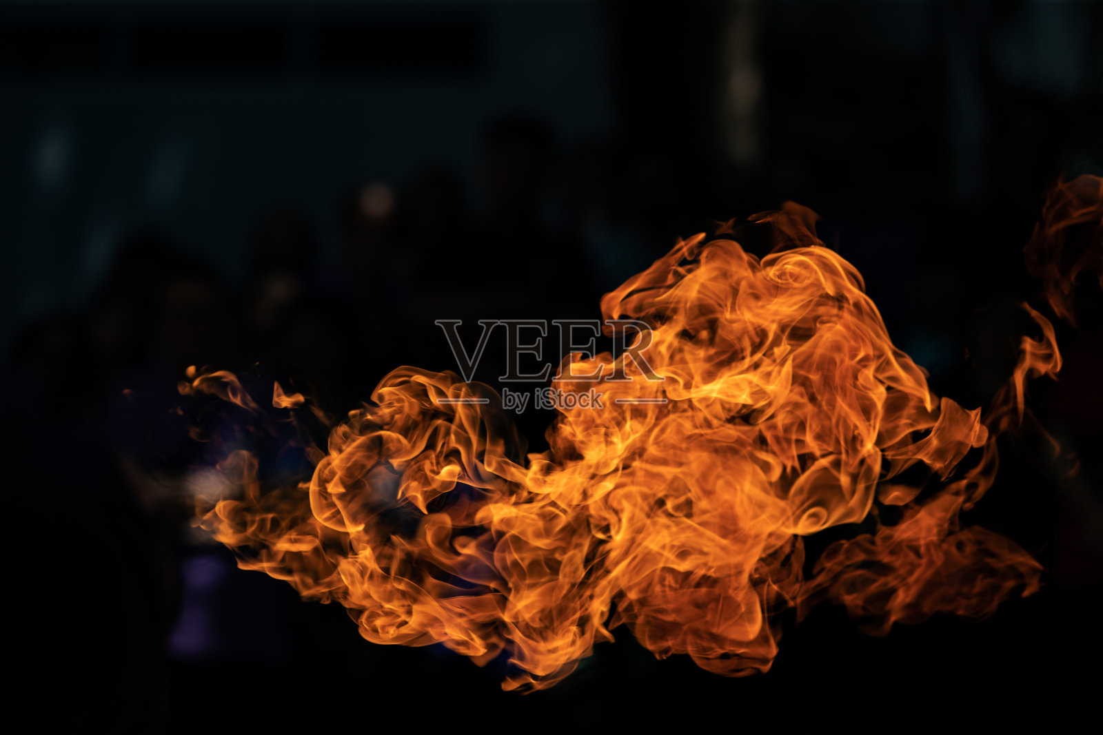 特写:黑色背景是瓦斯爆炸产生的火焰。照片摄影图片