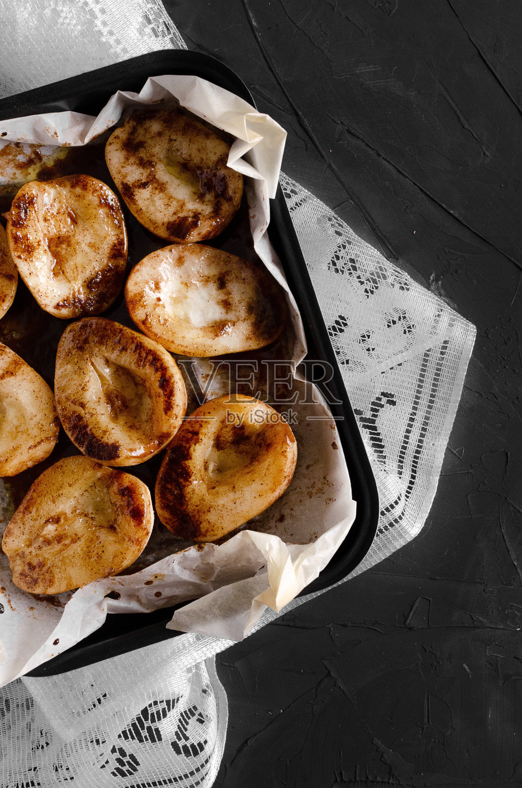 焦糖梨-水煮梨与香料在糖浆照片摄影图片