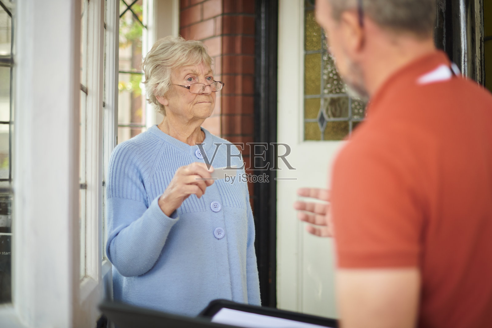 官员在门口照片摄影图片