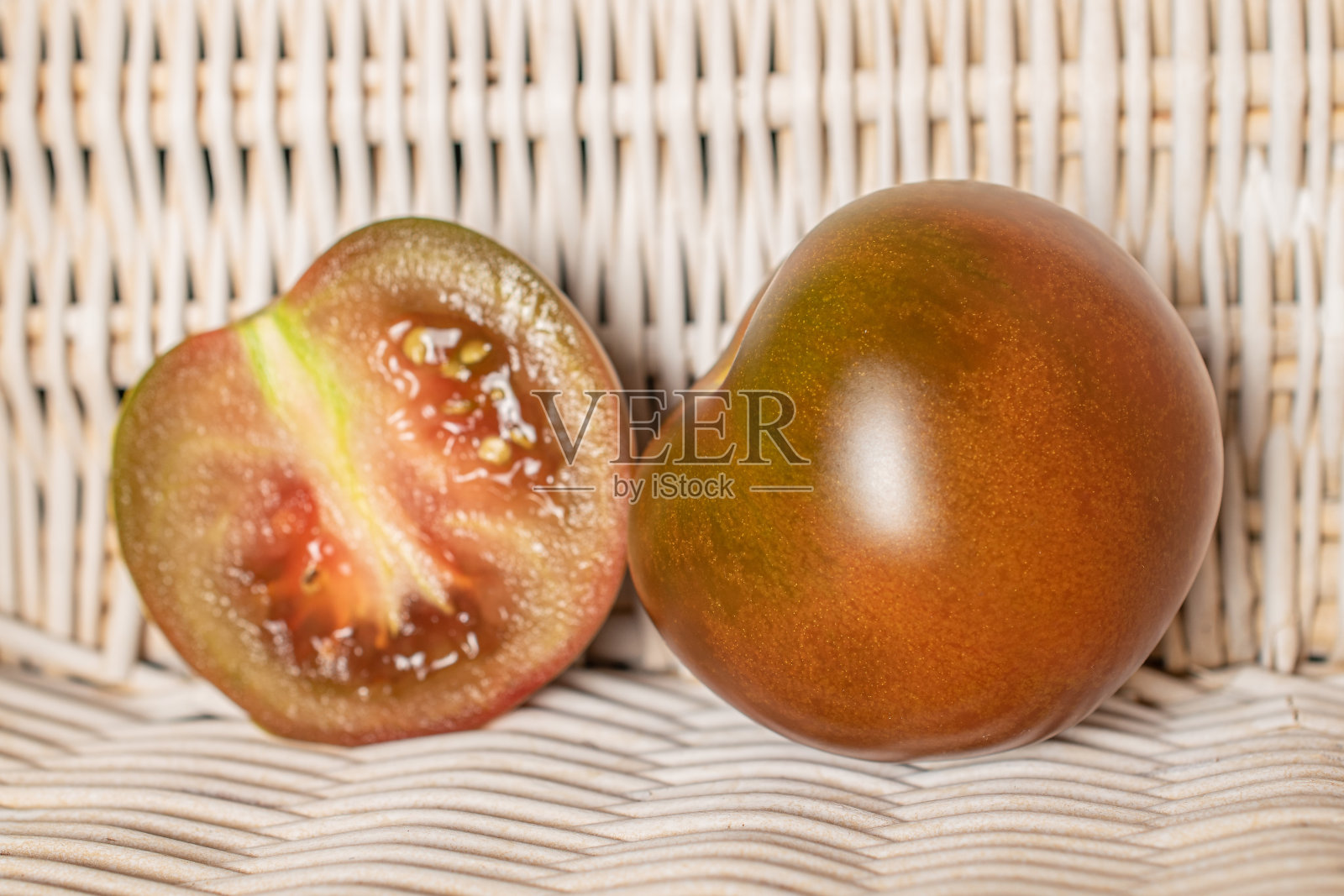 新鲜的绿的红的蕃茄和编织藤条照片摄影图片