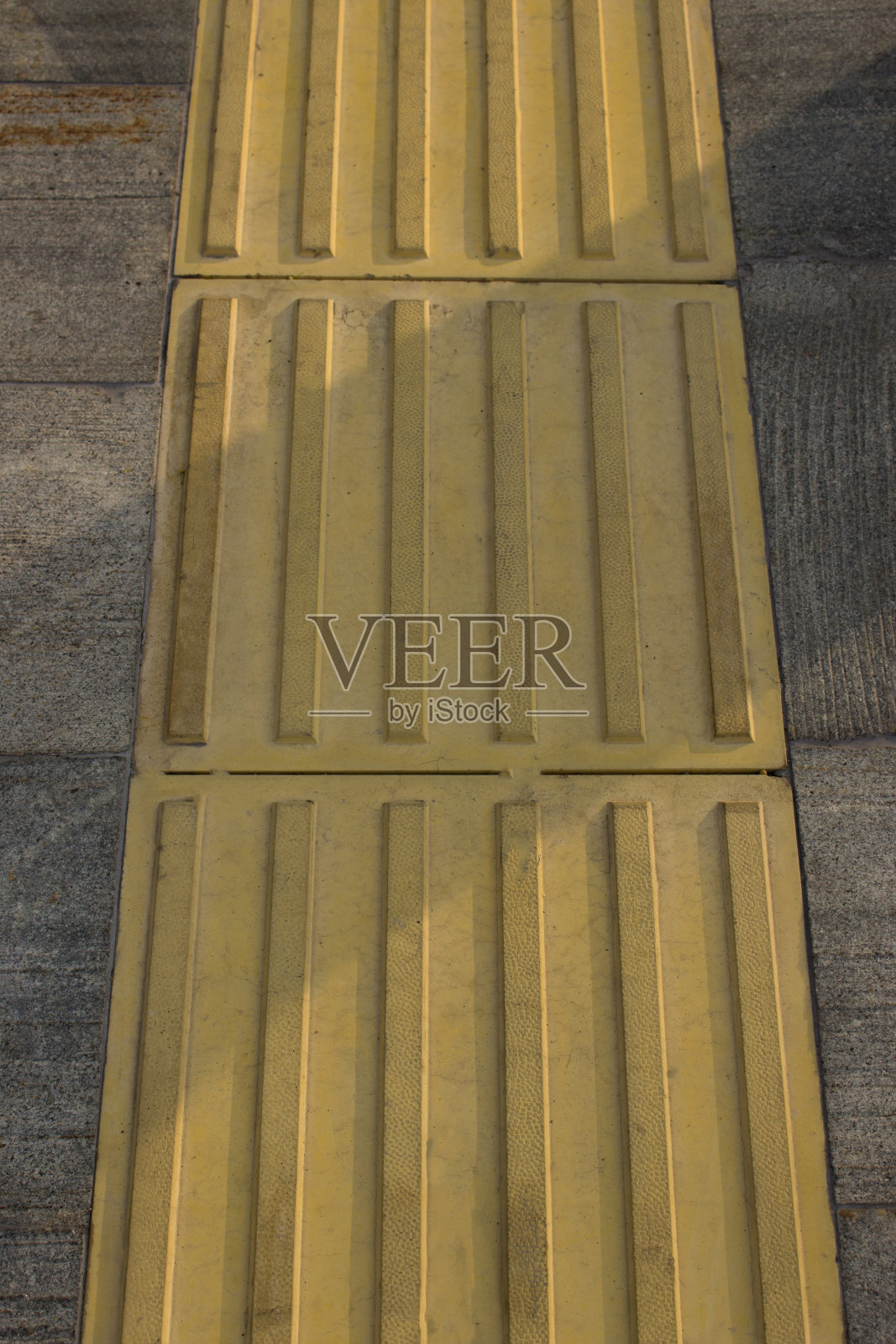 为失明人士铺路。特写视图照片摄影图片