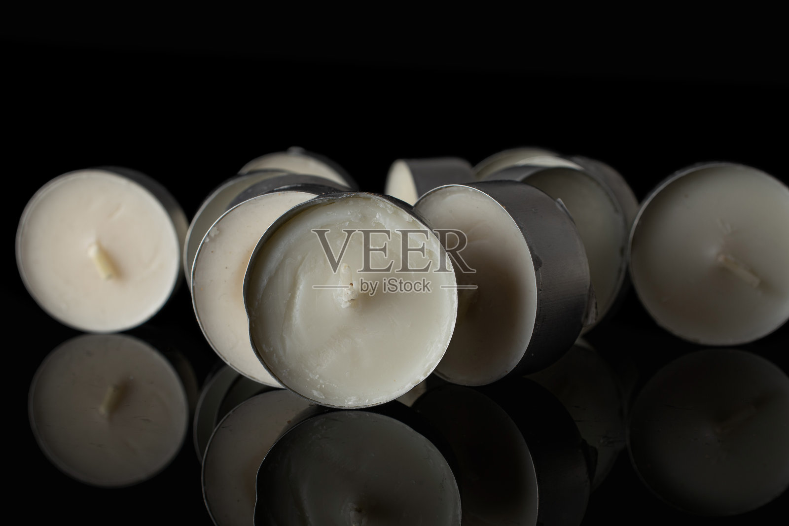 蜡茶蜡烛孤立在黑色玻璃上照片摄影图片