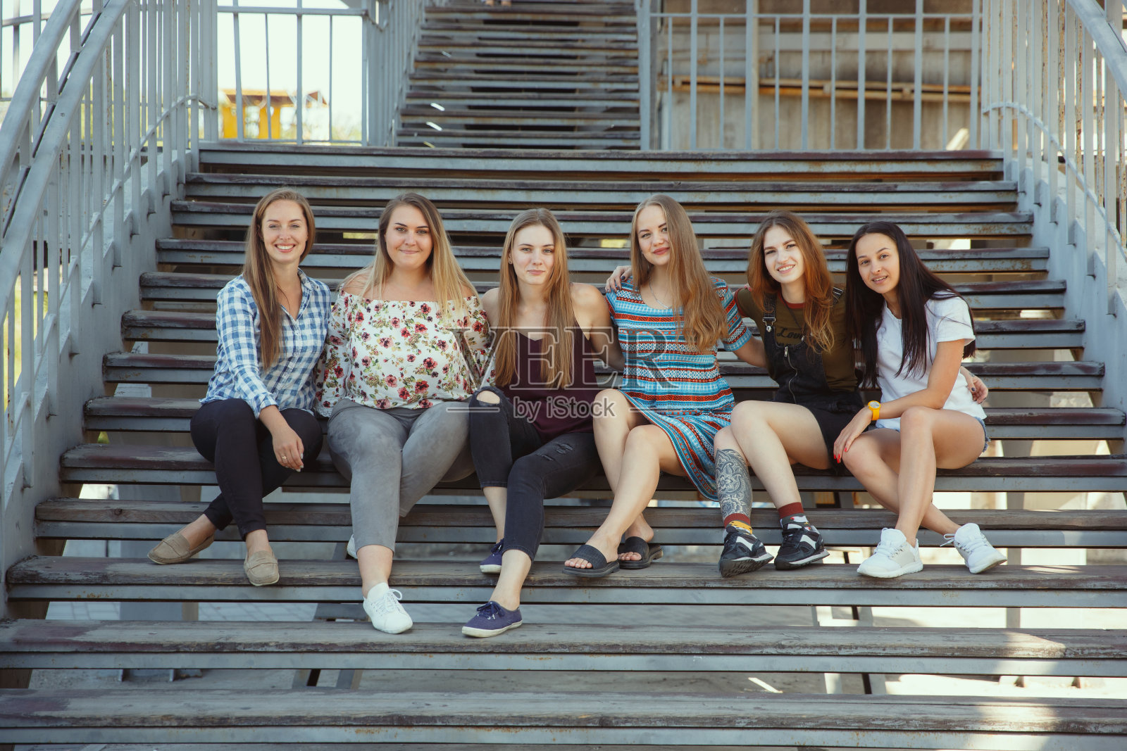 阳光明媚的户外快乐的女人。女孩力量的概念。照片摄影图片