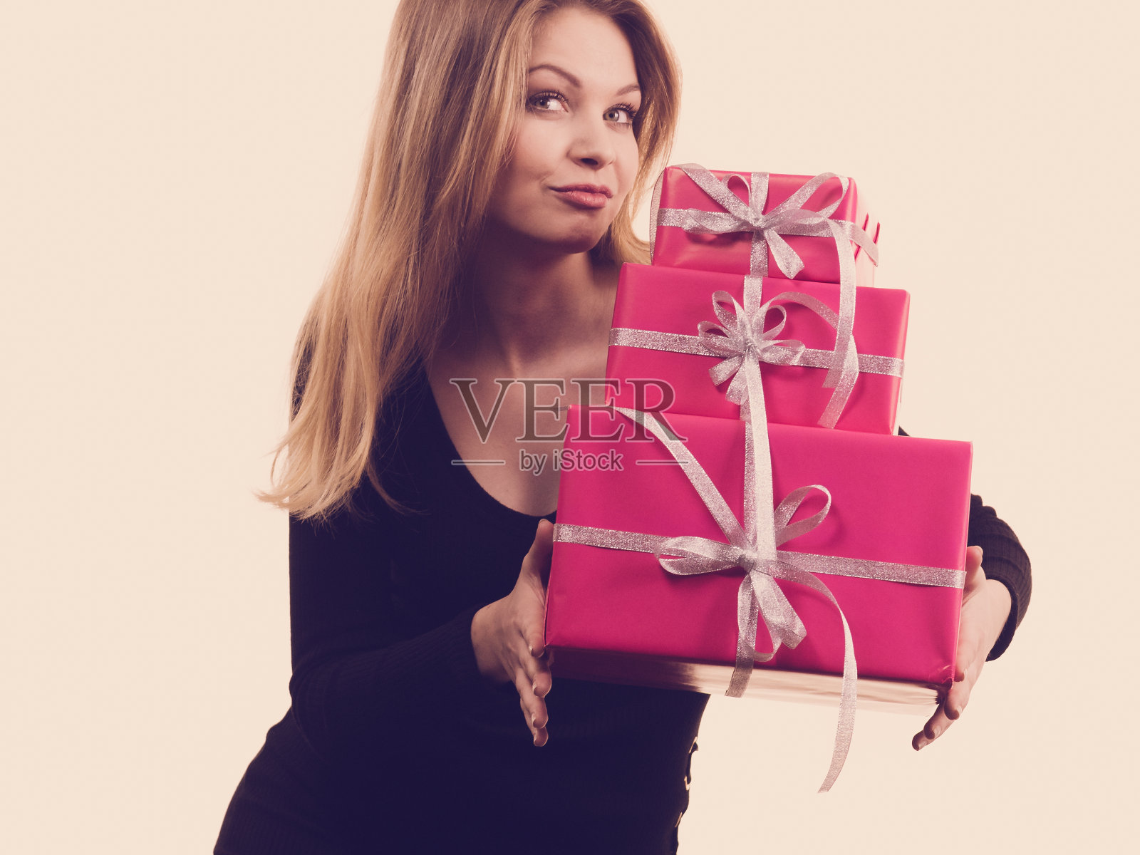 惊喜的女人带着许多礼物照片摄影图片