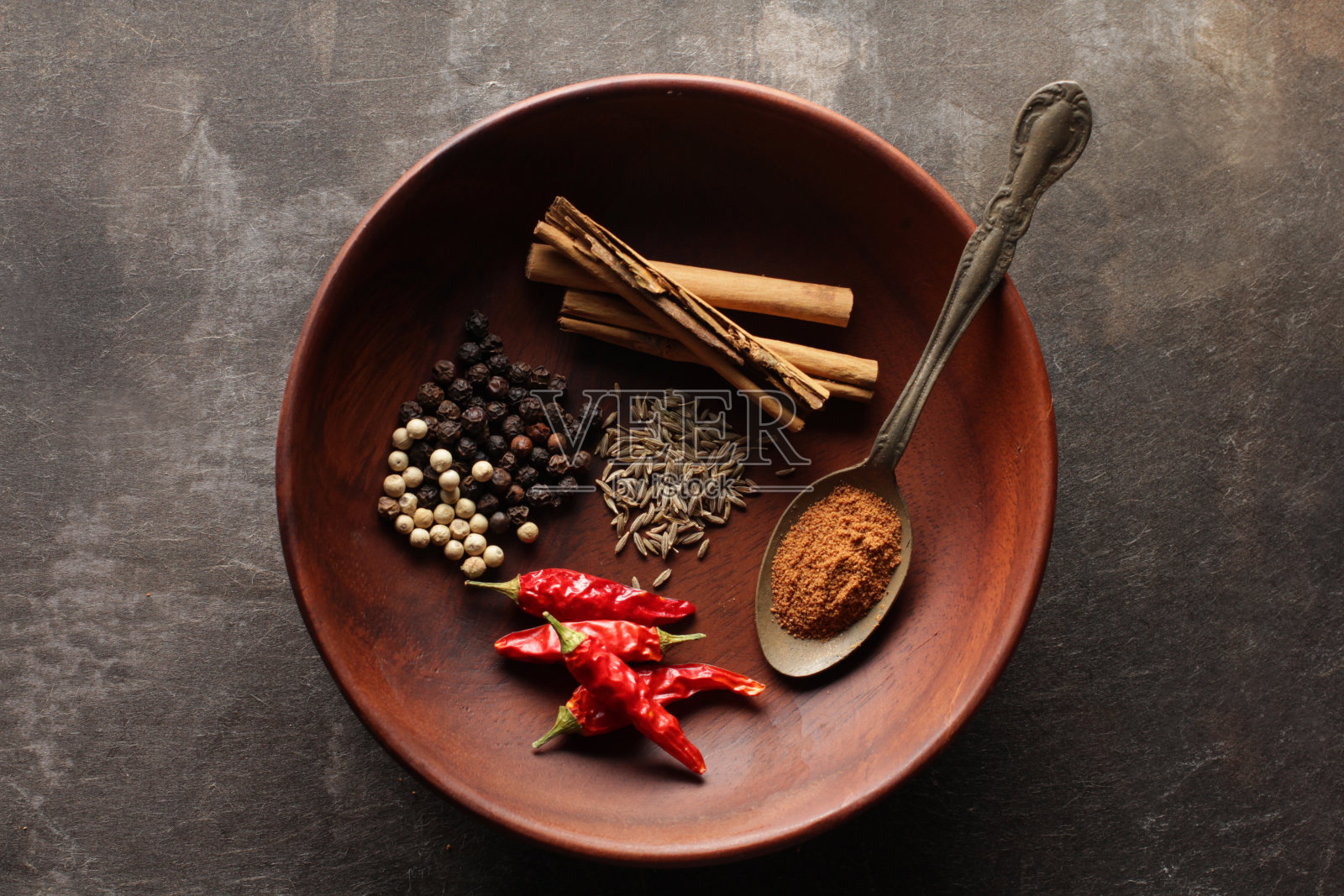 香料放在有黑色背景的盘子上,放在勺子上,或者就这样照片摄影图片