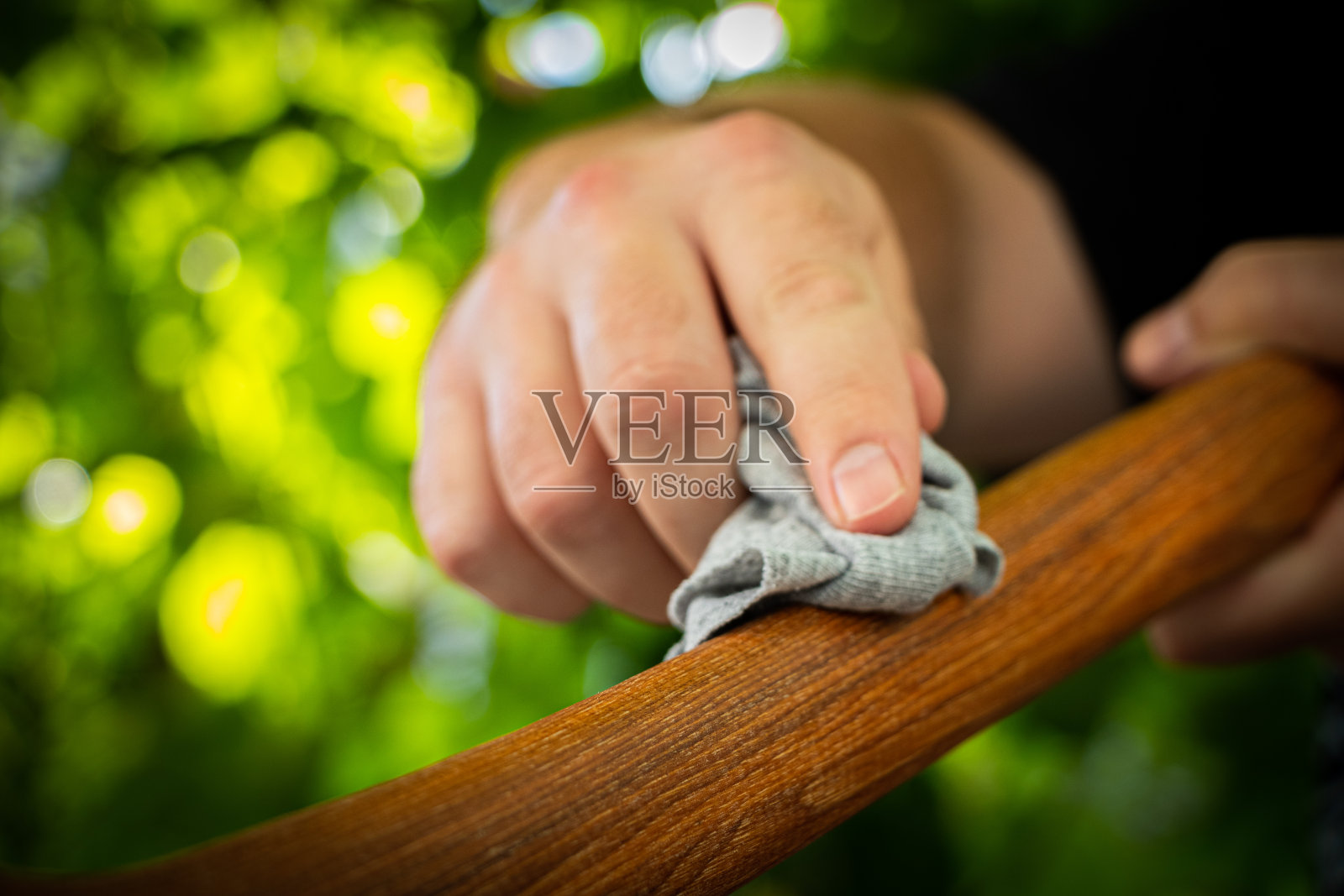 擦斧头柄。照片摄影图片