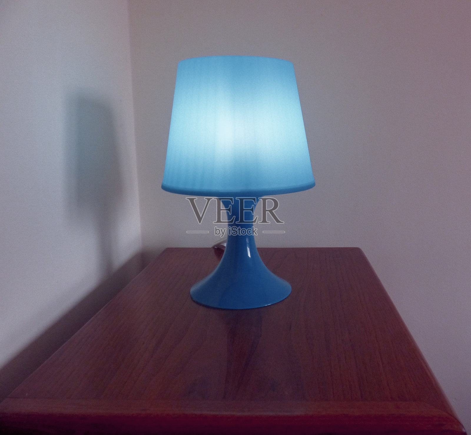 床头柜上的蓝色台灯照片摄影图片