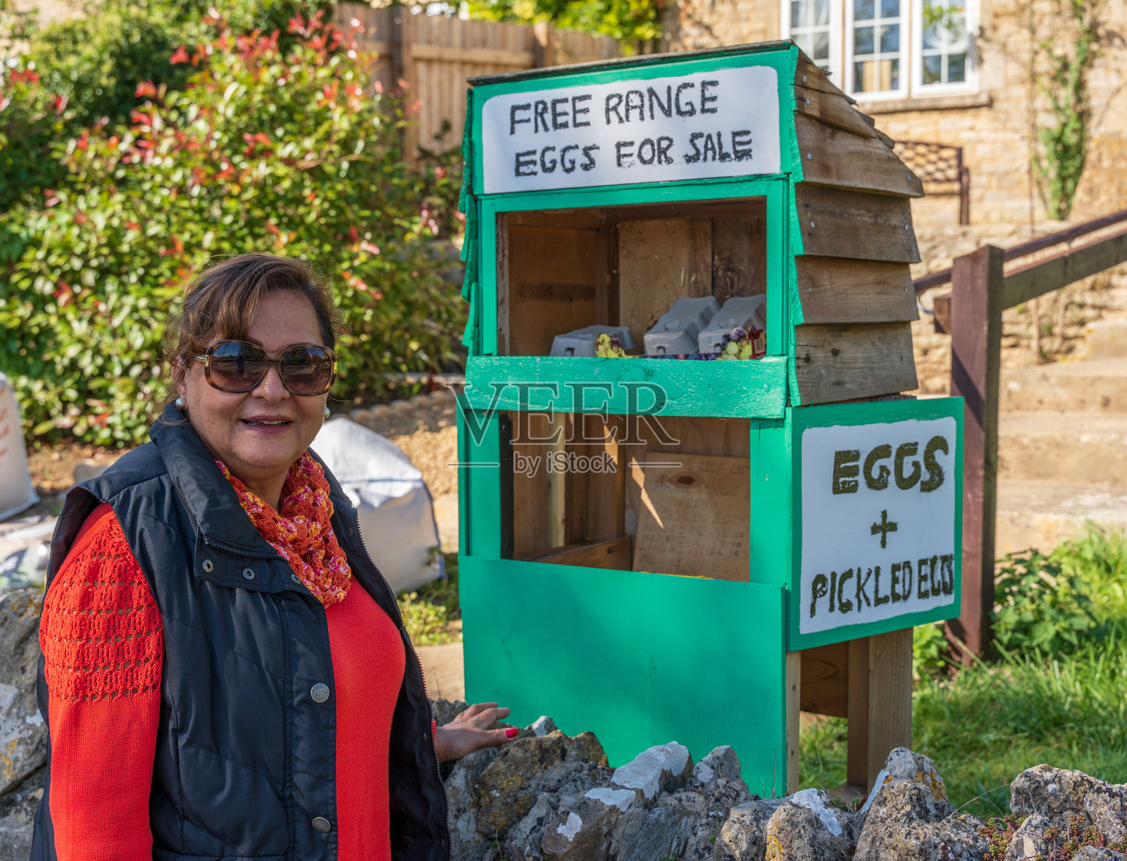 西班牙老妇人在买鸡蛋照片摄影图片