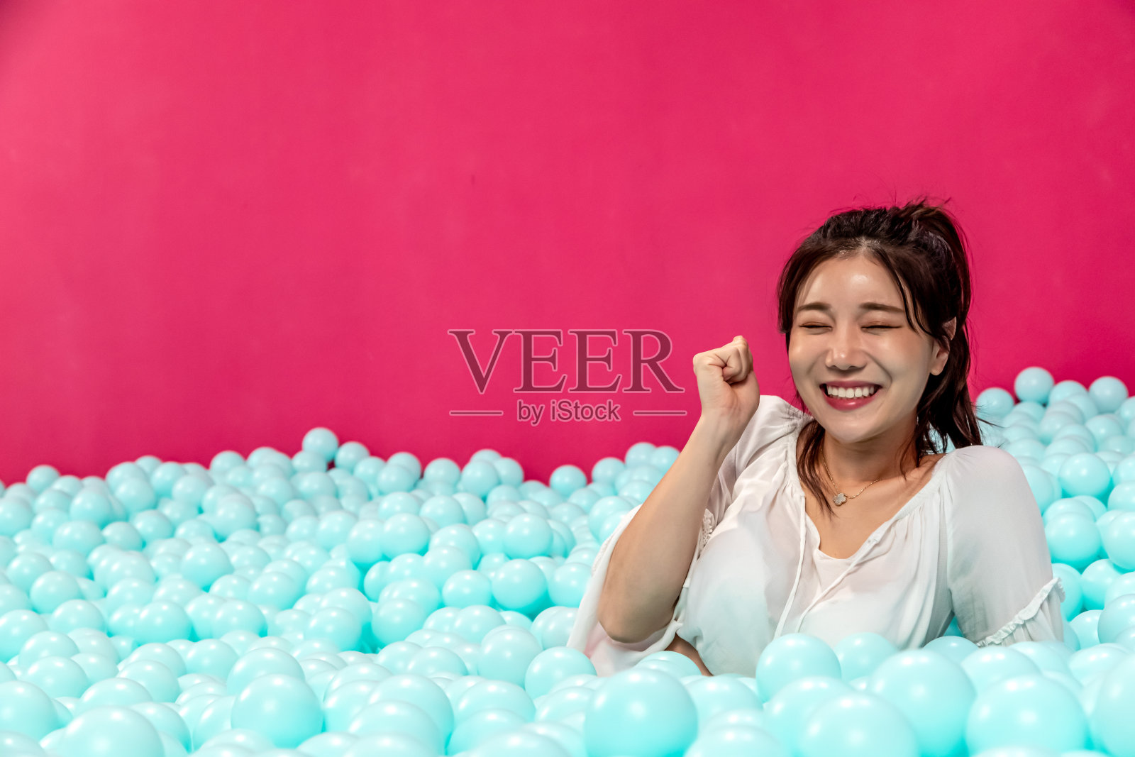 在庆祝派对上玩彩球的亚洲妇女照片摄影图片