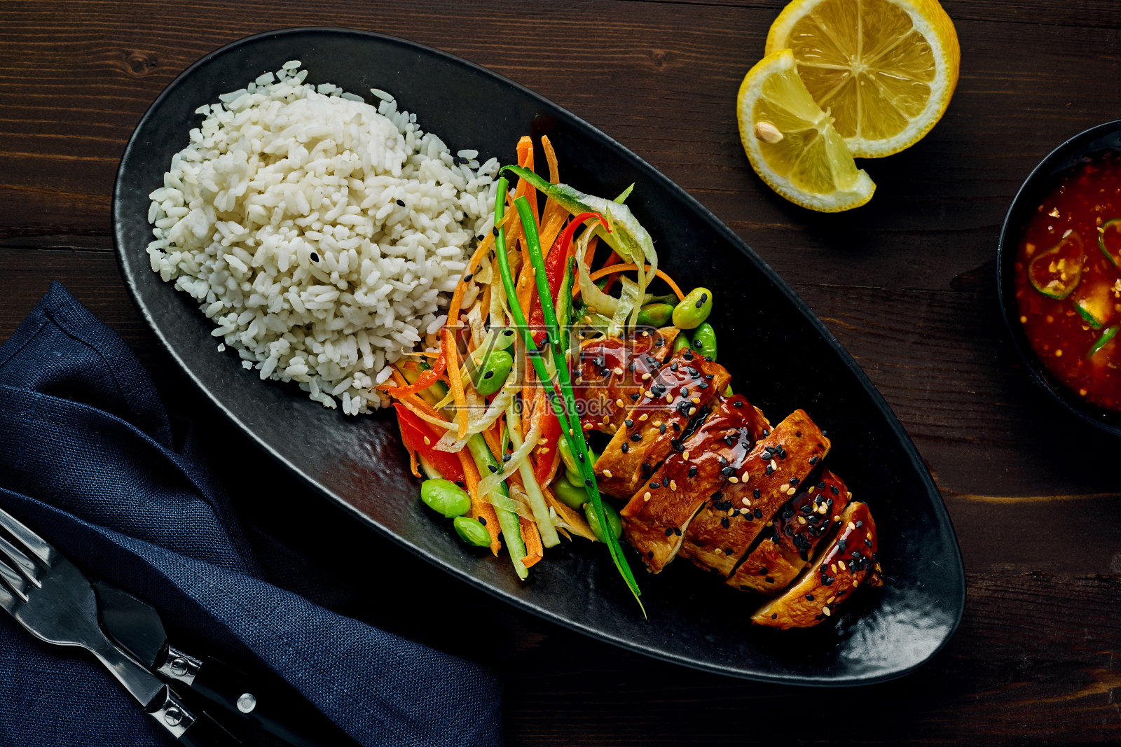 红烧鸡配沙拉和米饭照片摄影图片