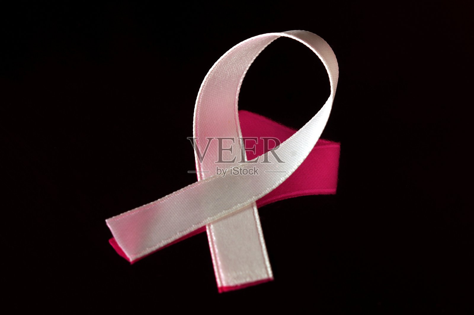 乳腺癌意识粉色标志标志帮助疾病的人在黑暗的背景照片摄影图片