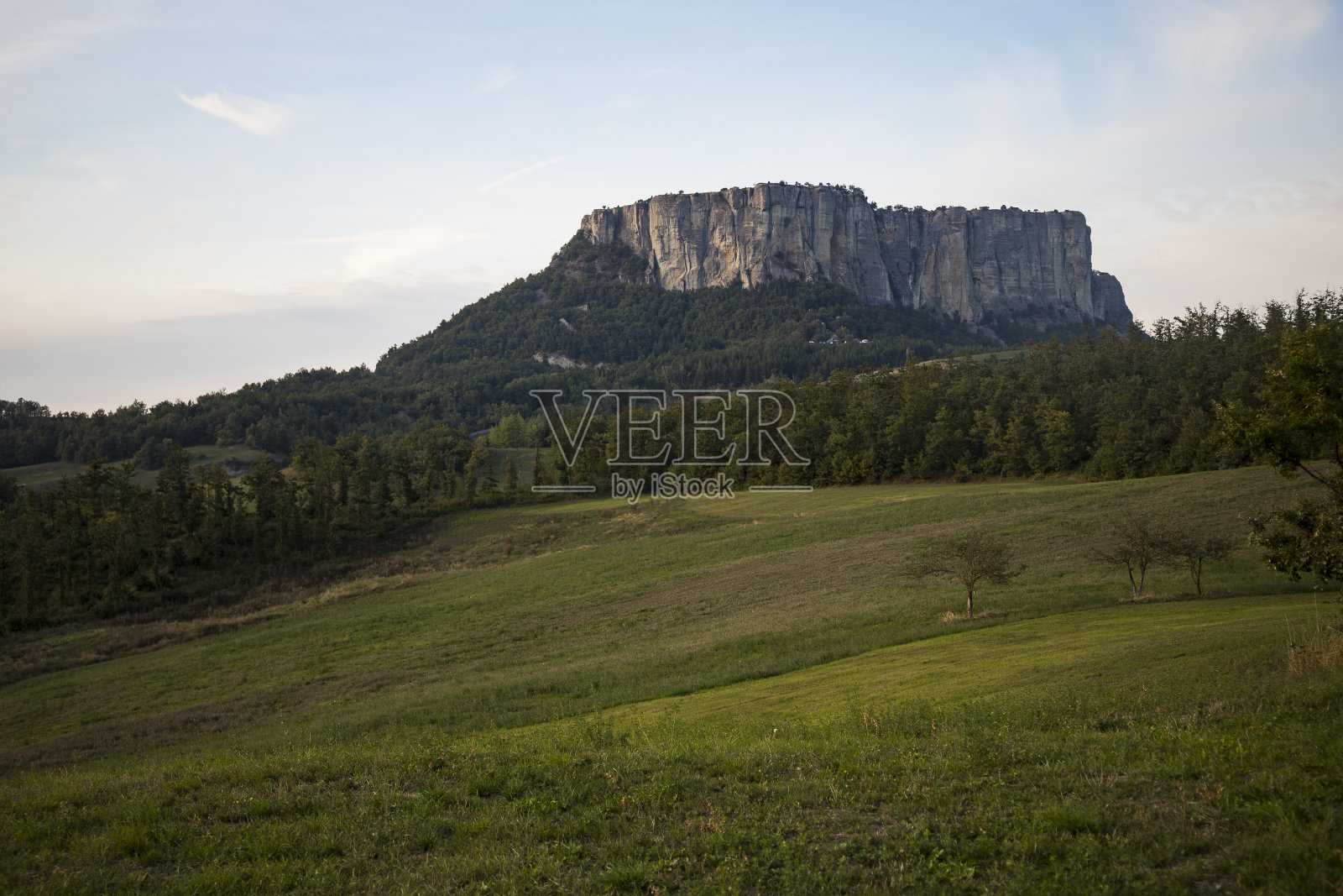 Bismantova的石头,一个孤立的令人印象深刻的马刺在意大利亚平宁地区。照片摄影图片