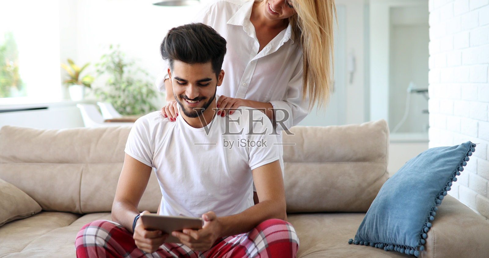 年轻迷人的夫妇花时间在一起在家里照片摄影图片