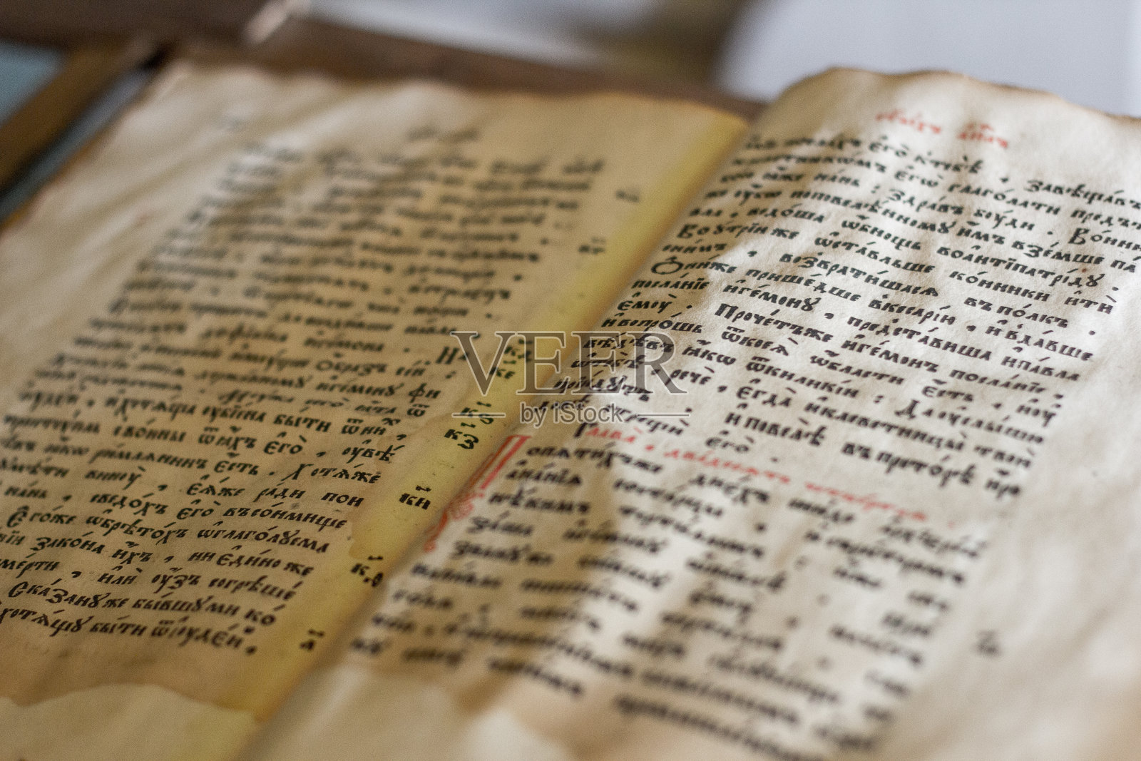 桌上放着黄色的旧手稿。陈旧的古书页。污点的历史文件,黄页。照片摄影图片