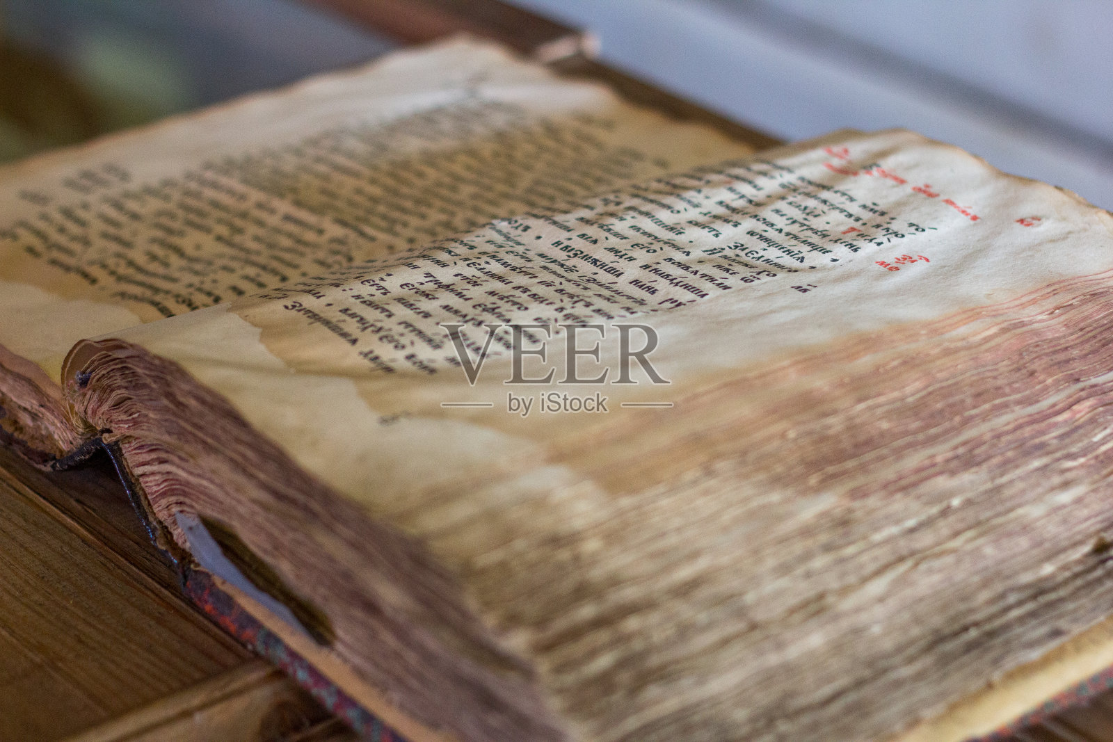 桌上放着黄色的旧手稿。陈旧的古书页。污点的历史文件,黄页。照片摄影图片